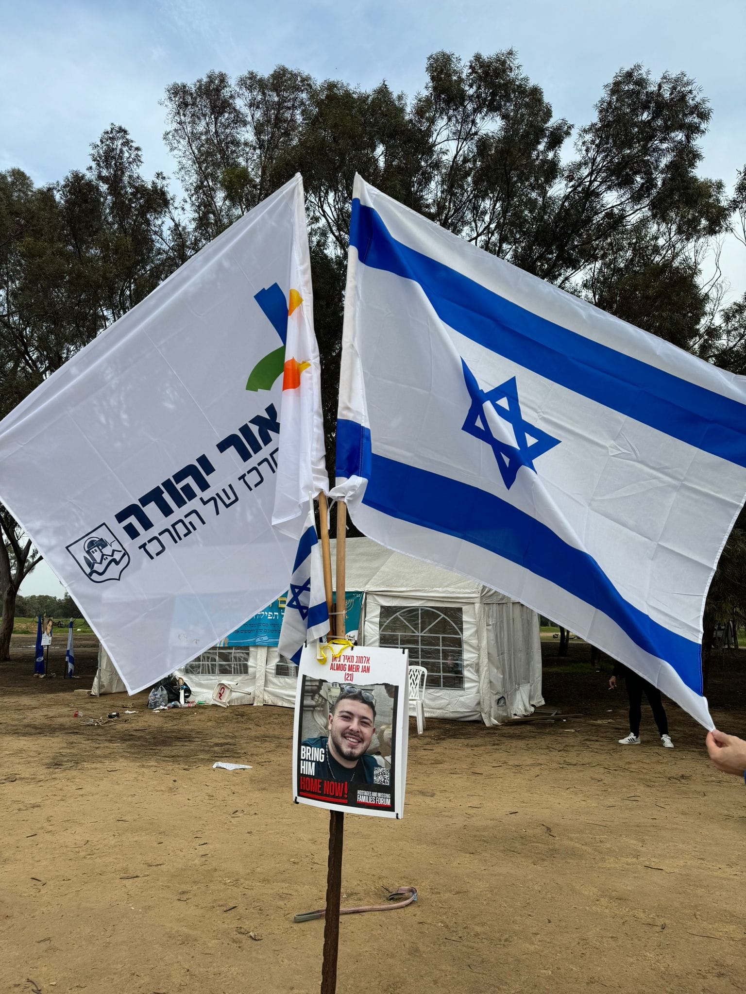 הסיור המשיך משם לכפר עזה, שם התקיים סיור מקיף בהובלת מ"מ ראש מועצה איזורית שער הנגב, יוסי קרן ששיתף על הקושי בהתמודדות מאז ה-7 באוקטובר לאור נפילתו של ראש המועצה אופיר ליבשטיין ז"ל שנרצח בחילופי האש בכפר עזה. 