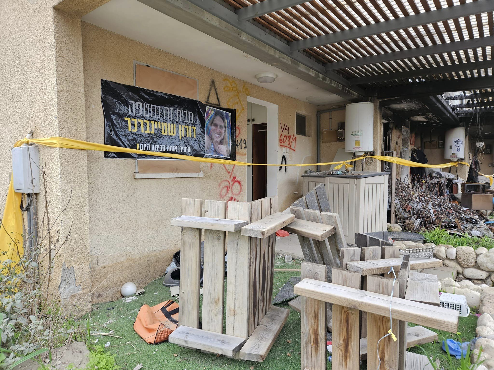 "ואולי הרגע המצמרר ביותר הוא הפער במתחם המסיבה ברעים בין האדמה הגאולה בדם שבה נטבחו למעלה מ-300 צעירים שרק רצו לחגוג את החיים לעומת הכלניות שכבר החלו לפרוח", מוסיפה שוחט. 