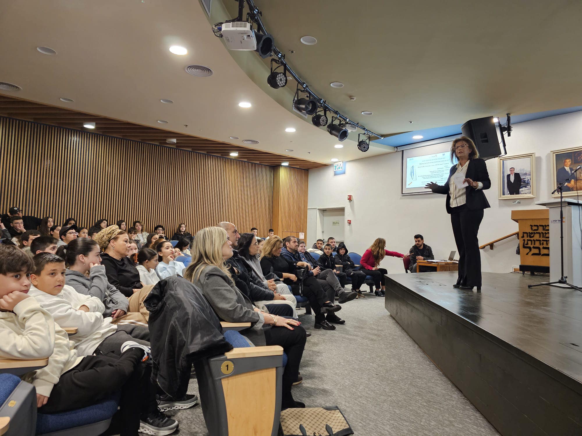 בחלקו השני של הכנס עבדו התלמידים בקבוצות חשיבה בהובלת תלמידי י"ב במגמת קולנוע בתיכון יובלים, במסגרתן התבקשו ליצור סרטוני הסברה לאור הכלים שלמדו והפנימו בהרצאה. בתום הכנס הוצגו הסרטונים המרהיבים. 