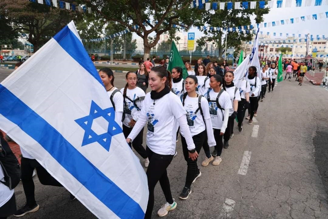 בהמשך הבוקר התקיים מקצה עממי מיוחד ל-2 ק"מ לזכרה של לוחמת מג"ב הדר כהן ז"ל, שנפלה בשער שכם לפני 8 שנים. במקצה הזה השתתפו מאות תושבים ותלמידים שרצו יחד עם משפחתה של הדר, ההורים עופר וסיגל, וכן חיילות פלוגת הדר הקרויה על שמה. רגע מרגש נוסף התקיים עם הזנקתו של המקצה ל-300 מטר עבור משפחות עם צרכים מיוחדים.