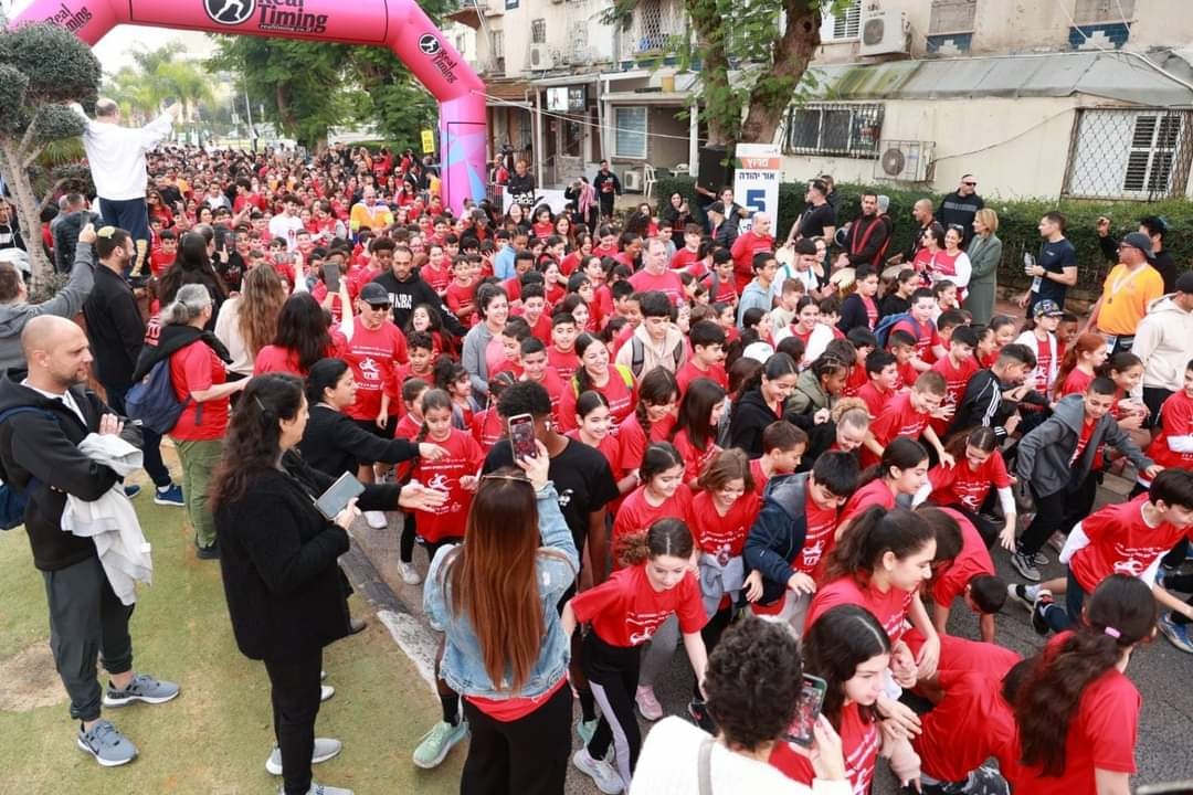 את האירוע הפיקה מחלקת הספורט ב"נפגשים" בראשות דיאגו לוונסון בשיתוף עיריית אור יהודה והחברה הכלכלית. בטקס הסיום הפריחו המשתתפים בלונים צהובים שנושאים תפילה לחזרתם של השבויים.