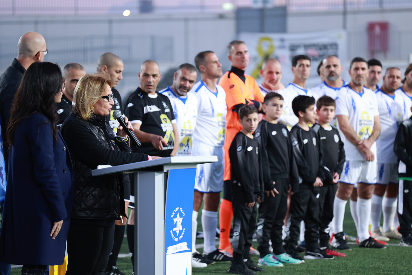 בטקס הפתיחה השתתפו אורית מאיר, אמו של החטוף אלמוג מאיר ג'אן, תושב העיר. עשרות ממשפחות החטופים הגיעו אף הן למשחק, ביניהם דניאל ליפשיץ, שוער עבר במכבי ת"א, שסבתו יוכבד שוחררה וסבו עודד עדיין בשבי החמאס, אוהד מונדר ששוחרר מהשבי והראל אור שדודו אבינתן אור חטוף.