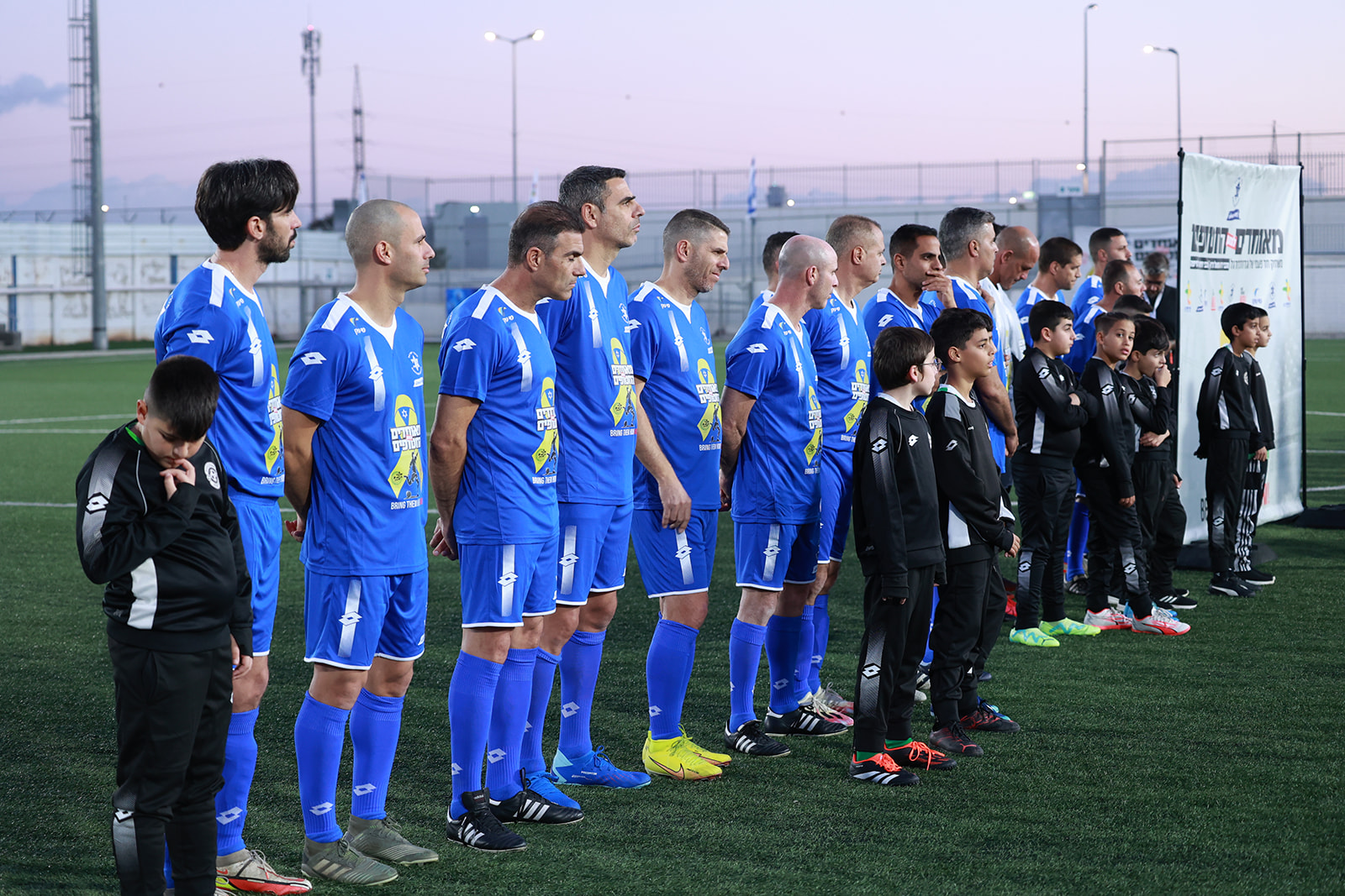 בטקס נשאו דברים ח"כ סימון דוידסון, ראש שדולת הספורט, יו"ר מכבי ישראל אופיר פינס פז וליאת שוחט, ראש עיריית אור יהודה, והוא נחתם בקריאה של אלון חרזי ופיני בלילי לשחרורם המיידי. ליאת שוחט, ראש העיר, ציינה: "ערב פחות טוב ל-136 החטופים שלנו שיושבים כעת ברצועת עזה ומחכים לראות מתי ואם ישוחררו. אין למשפחות יום ואין להן לילה. הם מתקשים לישון בלילה, הם מתקשים לתפקד ביום. בזמן שהיקירים שלהם חטופים בעזה, הם עצמם מרגישים שנחטפו גם כן בשבעה באוקטובר. אני קוראת מכאן לממשלת ישראל ולמקבלי ההחלטות - תהפכו את העולם. תעשו כל מה שצריך כדי שהבנות והבנים ישובו הביתה. אל תפקירו אותם. הם סבלו מספיק. תנו להם סיבה להרים את הראש ולהתאחד עם היקירים שלהם. זו החובה שלנו".