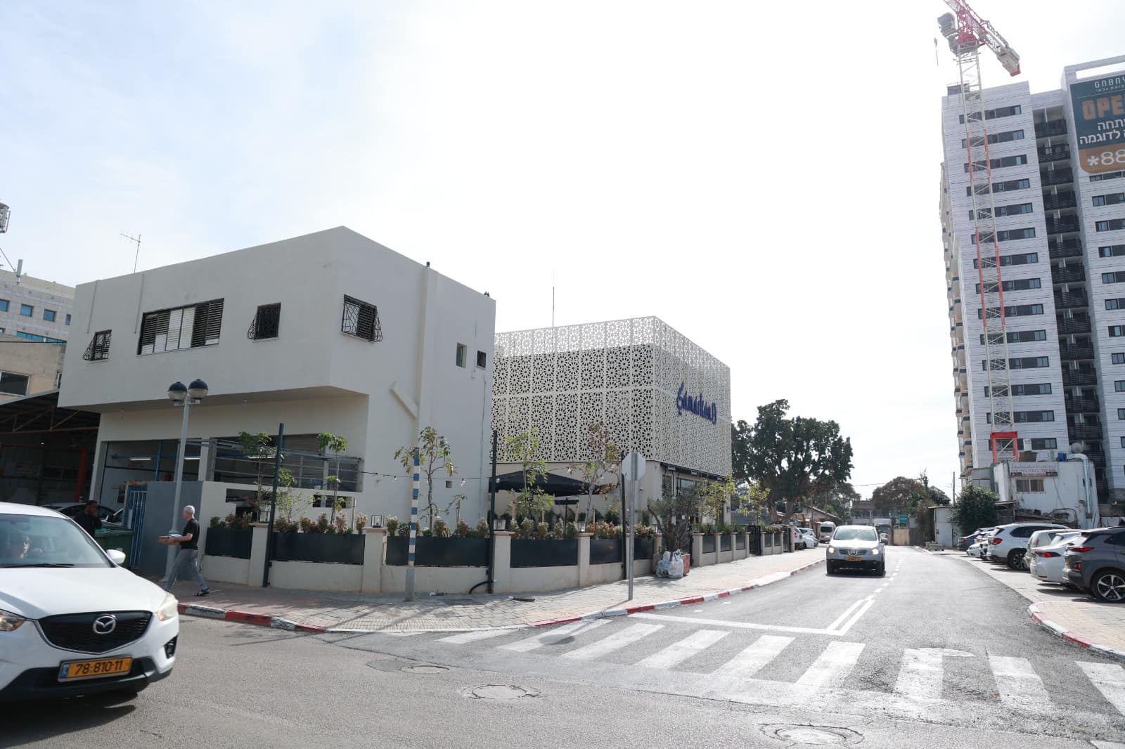 בחודשים האחרונים בוצעו עבודות פיתוח מקיפות של הרחוב המחבר בין רחוב ההגנה לרחוב הראשונים. העבודות שמתקיימות באמצעות החברה הכלכלית לפיתוח נמשכות באיזור וכוללות עבודות תשתית, מפרצי חנייה, מדרכות וכן קרצוף וריבוד. הרחוב עתיד להיקרא גולן לאור קרבתו לבית הקולנוע הישן בשכונת סקיה א'. ועדת השמות בראשותה של ז'אנה כהן אישרה את הנושא שיובא בהמשך לפתחה של מועצת העיר ומשם לאישור משרד הפנים.