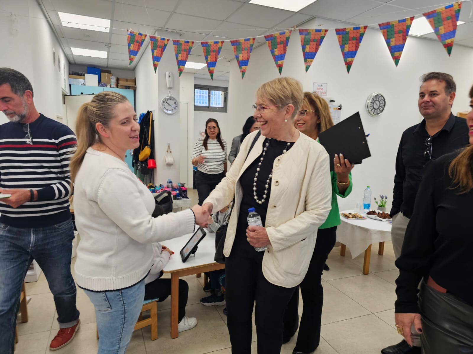 את הסיור הובילה אשכנזי, שיחד עם צוות אגף החינוך והפיקוח האמון הציגה את התוכניות הפדגוגיות, הרגשיות והחברתיות שמושתתות במוסדות החינוך וכוללות בין היתר חדשנות ומצוינות בכל רצפי הגיל. הסיור היה מקצועי, מעשיר, מגוון ופורץ דרך בחדשנות וכלל, בין היתר, יישומי בינה מלאכותית, רחפנים וטכנולוגיה מתקדמת, כל זאת לצד פרויקטים מדהימים שמקודמים בבתי הספר בעיר בתחומי האמנות, המוסיקה, כישורי השפה והטיפול הרגשי.