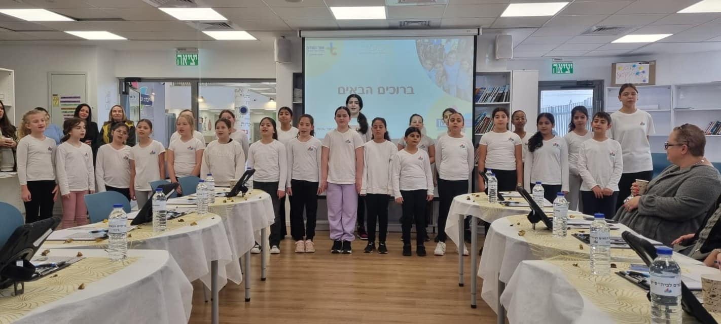 הסיור התחיל בבית הספר הצומח יצחק נבון בבית בפארק, בניהולה של רוחלה ענב, שקפץ בתוך 3 שנים מ-90 תלמידים ל-652 תלמידים והמשיך לבית הספר הממ"ד סעדיה גאון, בניהולה של ענת ברקוביץ, שהציג את החיבור בין המענה הלימודי והרגשי. לאחר מכן ביקרה הפמליה בגן נחליאלי, בניהולה של  סיון חובבי ציון, המדגיש את הלמידה החווייתית ובמרכז הסייבר לחדשנות דיגיטלית,