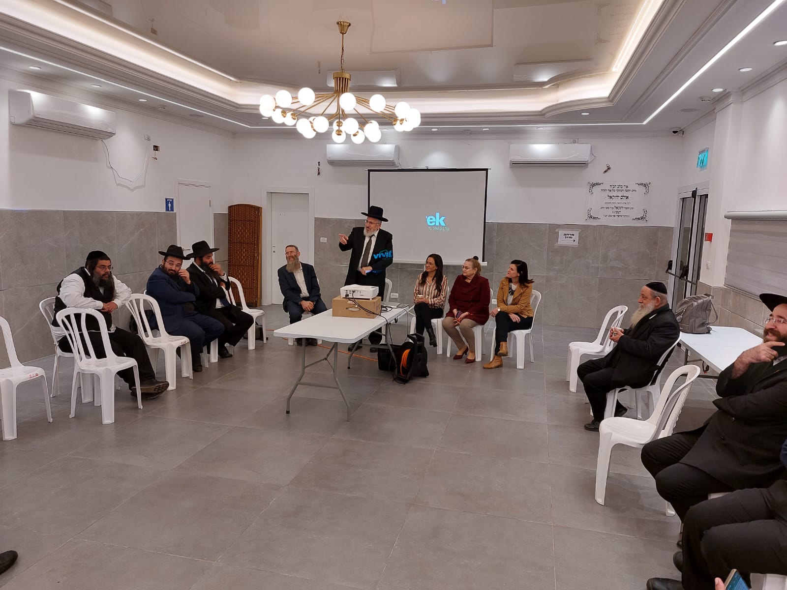 את חודש דיבור חדש פתחה הרצאה לעובדי העירייה בהנחיית איילת סער, מגשרת מוסמכת בה נעשתה היכרות עם עולם הגישור והועברו כלים פרקטיים ויישומיים מעולם הגישור לעובדי העיריה לשיפור וייעול עבודתם מול התושבים. בהמשך ניתנה סקירה על פעילות מרכז הגישור בהנחיית קרבל. בהרצאה נכחו 25 משתתפים.