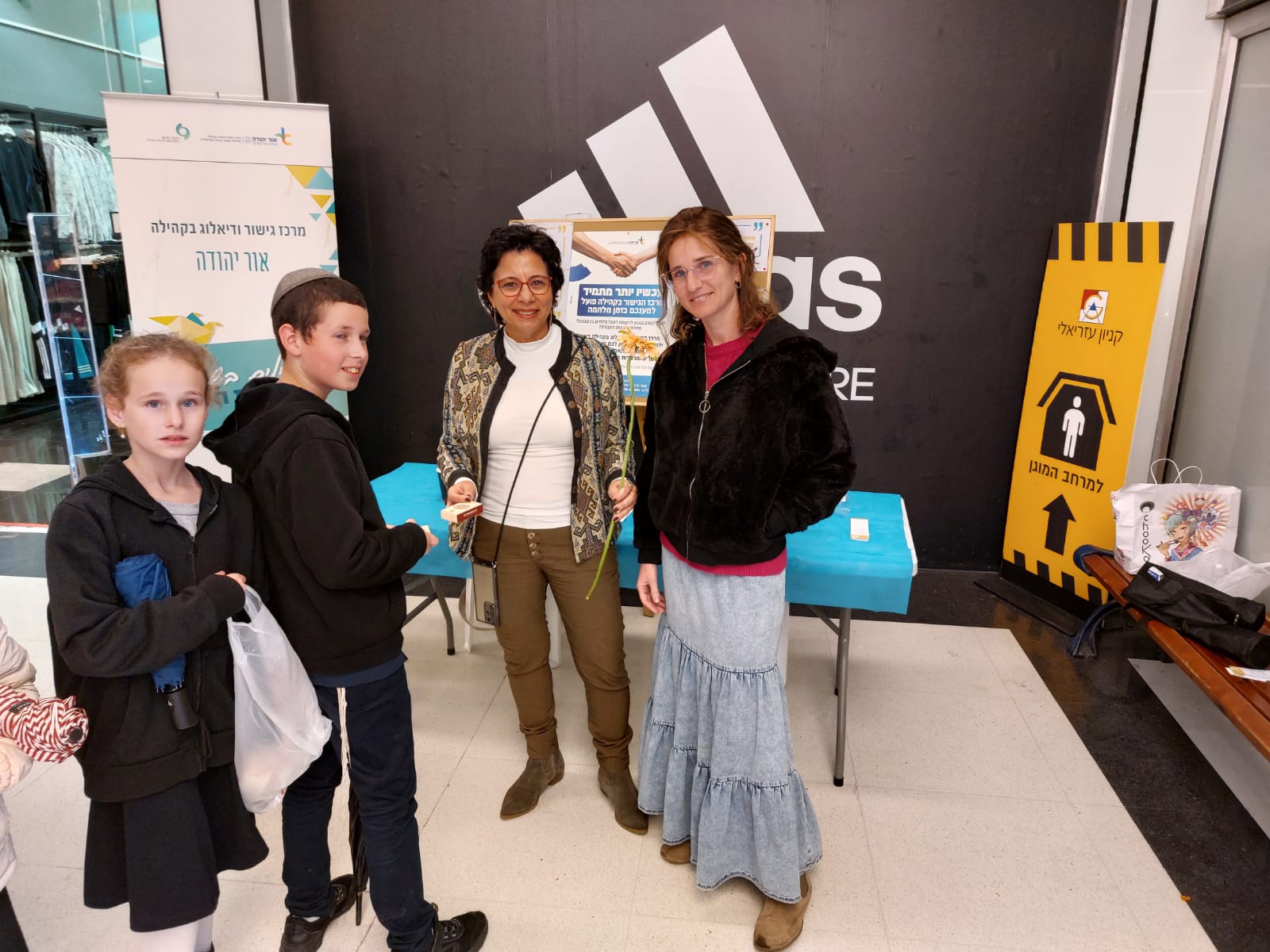 בנוסף, הוקם דוכן חשיפת פעילות מרכז גישור ודיאלוג בקהילה ברחבת קניון עזריאלי אאוטלט בעיר ובו חולקו עלונים עם מידע אודות השירות של המרכז ופרחים לתושבים. במהלך החודש הקרוב מתוכננת הרצאה בנושא "הקשבה במערכות יחסים" העוסקת בפתרון קונפליקטים מחיי היום יום והקניית כלים מעולם הגישור וכן פתיחת קורס "מנהיגות מגשרת" בבית ספר אלונים.