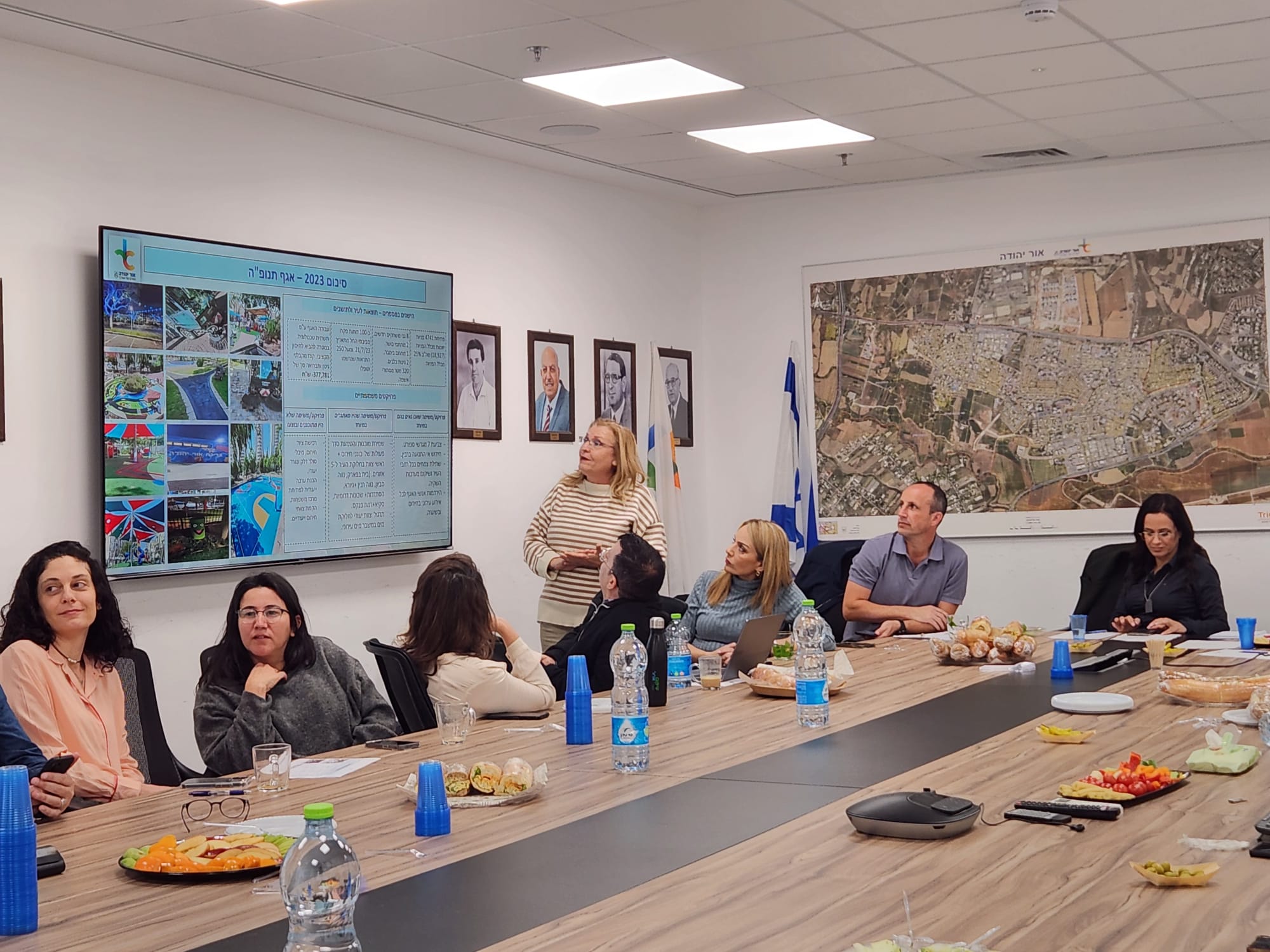 אגף החינוך התייחס לעובדה שעל אף הגידול הדמוגרפי המואץ בעיר שהצריך גידול במערך כוח האדם החינוכי, תוספת של כיתות, מעבדות וחדרי ספח בבתי הספר ובגני הילדים והאתגרים בלמידה תוך כדי מלחמה, ההישגים החינוכיים עלו. למרות האתגרים הללו ניתן להצביע על פרויקטים משמעותיים שיצאו לפועל בחינוך וביניהם הכנסת הבינה המלאכותית לתוכניות הלימוד, הקמת מרכז סייבר לחדשנות דיגיטלית והקמת מדור לגיל הרך שכלל החלת חוק הפיקוח על 21 מעונות יום כולל ליווי פסיכולוגי והדרכות מקצועיות.