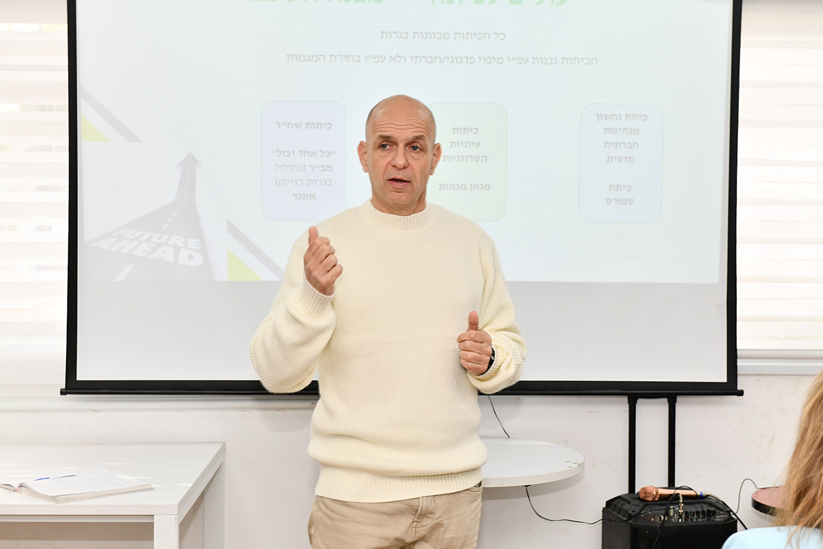 למעלה מ-400 איש, הורים ותלמידים מחט"ב יובלים, הגיעו ליום הפתוח בקריית החינוך יובלים בשבוע שעבר כדי להיחשף לשלל מגמות הלימוד והמסלולים ולהכיר מקרוב את הכיתות, המעבדות והצוותים החינוכיים שעתידים ללוות אותם ב-3 השנים הבאות מסיום שנת הלימודים הנוכחית ועד לסיום בחינות הבגרות בכיתה י"ב.