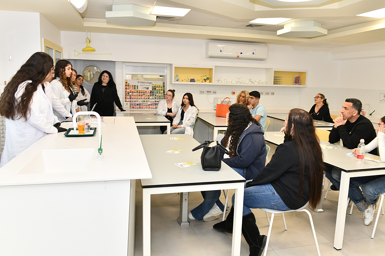 היום הפתוח התמקד בבחירה, מצוינות לימודית, מעבר לתיכון ובשייכות. במהלך היום הוצגו מגמות הלימוד בכיתות ובמעבדות, תלמידי כיתות ט' נפגשו עם צוותי הוראה בחטיבה העליונה, עם בעלי תפקידים, שאלו שאלות והתרשמו ממגוון המגמות וממידע נוסף אודות החטיבה העליונה.