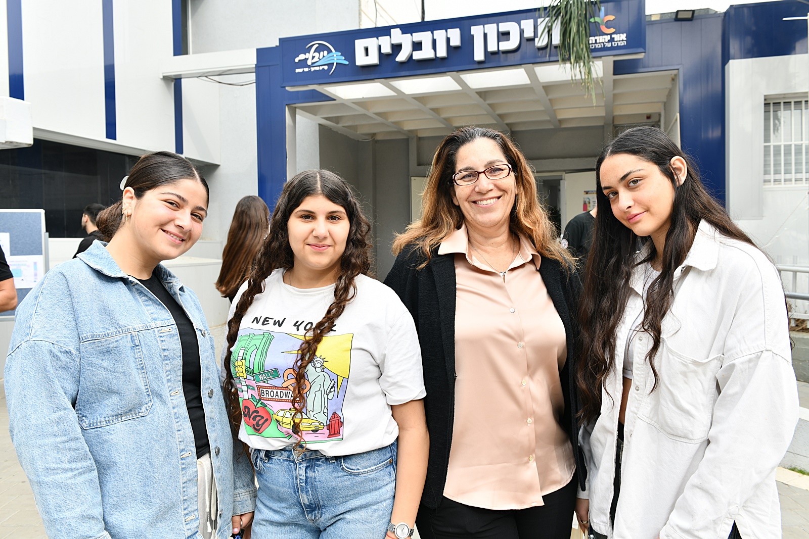 בנוסף, מועצת התלמידים בתיכון יובלים יזמה מכירה של קפה, מאפים, עוגות וחלות לשבת שהוכנו ע"י התלמידים והוריהם. סכום הכסף שנאסף מהמכירה, למעלה מ-2000 ₪ נתרם כולו למטה החטופים. זו הזדמנות להודות למלווה של מועצת התלמידים, דורין מזרחי, ולרכזת החברתית, לילך שרעבי.