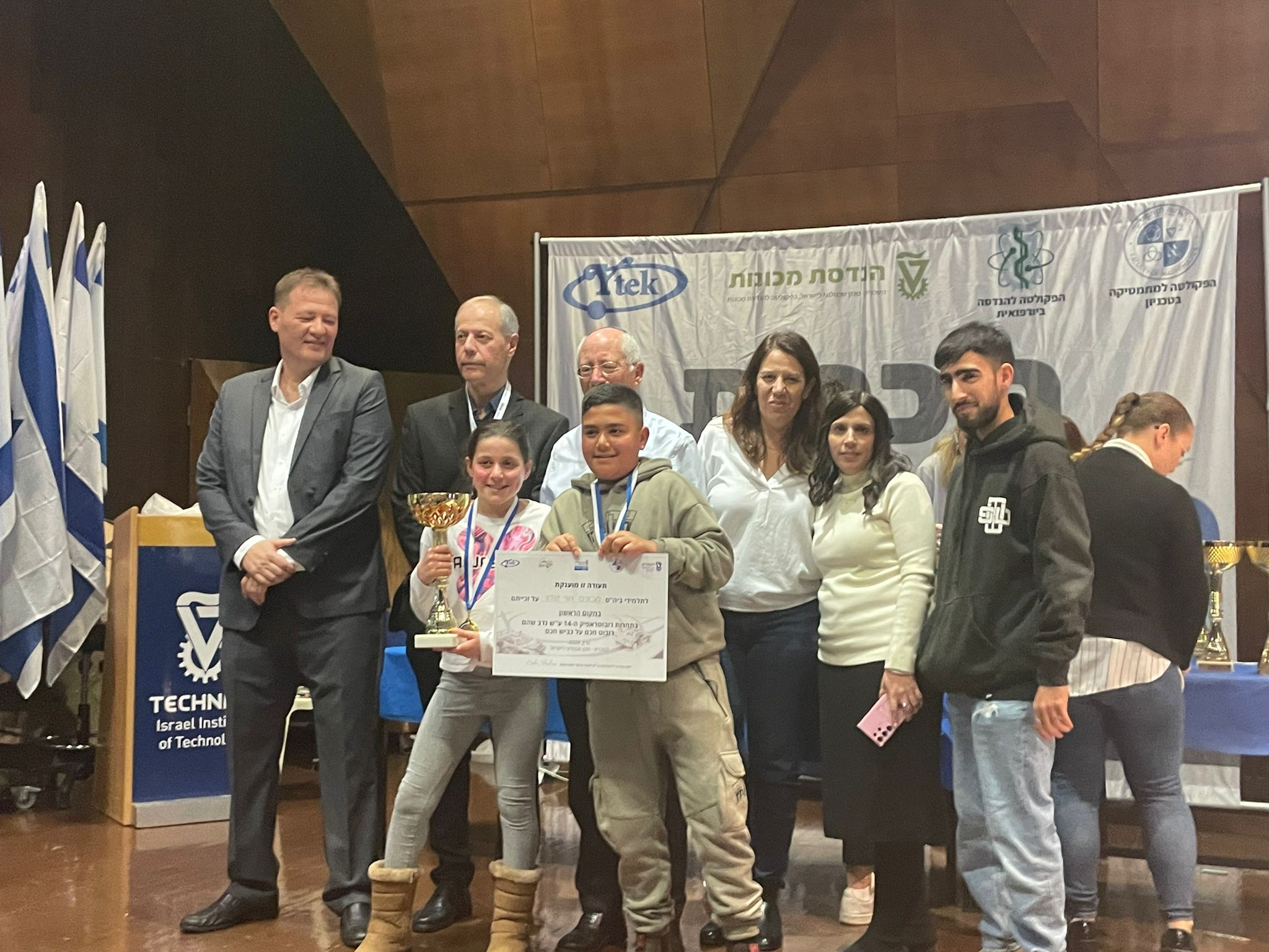 שמונה בתי ספר מאור יהודה קטפו גביעים בתחרות רובוטראפיק היוקרתית שהתקיימה ביום חמישי האחרון והגיעה אל שלב הגמר. מדובר בתחרות רובוטיקה בינלאומית שנערכת בטכניון ומשתתפים בה תלמידים מהארץ ומחו"ל. במהלך התחרות נדרשים התלמידים לבנות פיתרונות רובוטיים לבעיות הנוגעות לתחבורה ובטיחות בדרכים.