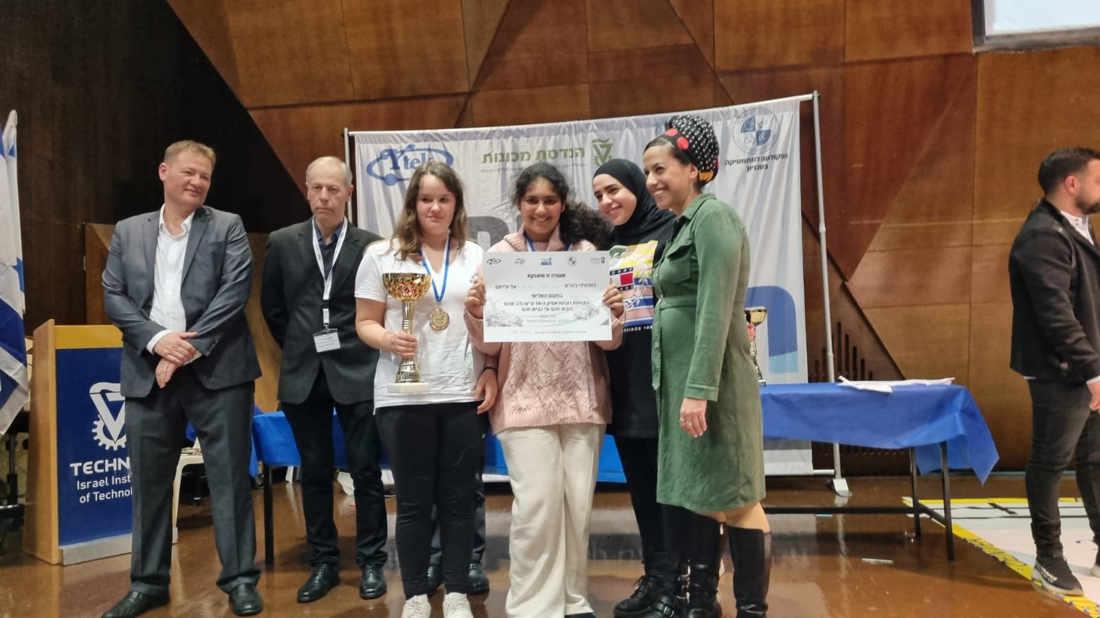 בשכבה ד' תלמידי בי"ס סביונים, דניאל ביטה ולינוי נבון גרפו את המקום הראשון אחרי שזכו בקטגוריית הרובוטראפיק בזכות רובוט חכם על כביש חכם שתיכנתו. נציגות בי"ס אורות, אביה אברמוב ומוריה כהן קטפו את המקום השלישי בקטגוריית חשיבה הנדסית.