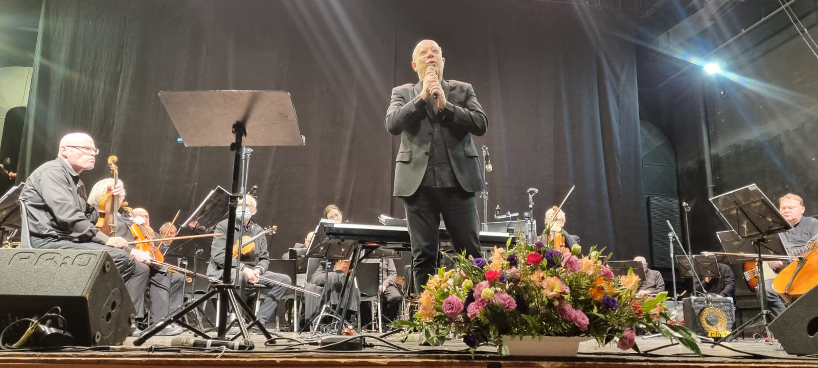 קונצרט בני ובנות מצווה חגיגי לתלמידי כיתות ו' בשיתוף עם תזמורת סימפונט רעננה התקיים בשבוע שעבר בהיכל התרבות במסגרת התוכנית האסטרטגית החינוכית "מקום וזהות" שמוביל אגף החינוך ופועלת בבתי הספר. בקונצרט נכחו 450 תלמידים משישה בתי הספר היסודיים סעדיה גאון, אלונים, סביונים, נבון, שיזף ואהוד מנור.