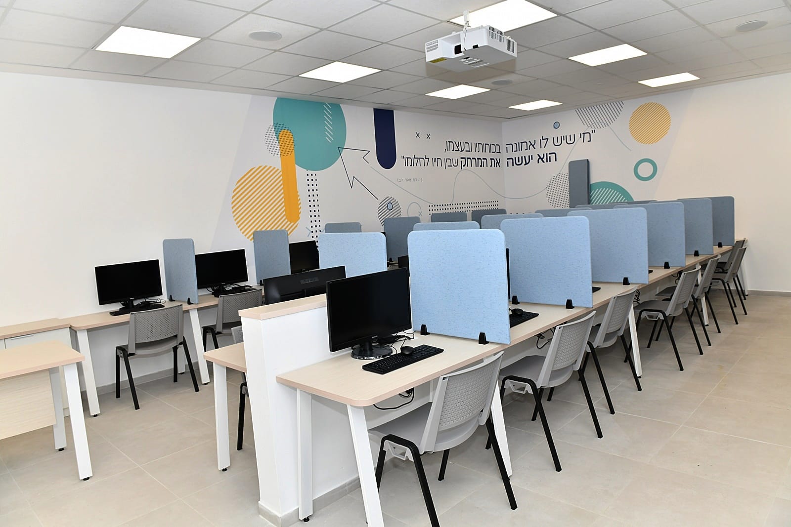 מעבדות המחשבים מצוידות בטכנולוגיה מתקדמת ומאפשרות למידה מקוונת כבר השנה לכ-180 תלמידי י"ב הלומדים ב- 4 וב- 5 יח"ל באנגלית וייבחנו בבחינת הבגרות באנגלית דבורה באמצעות המחשב (אווטאר).