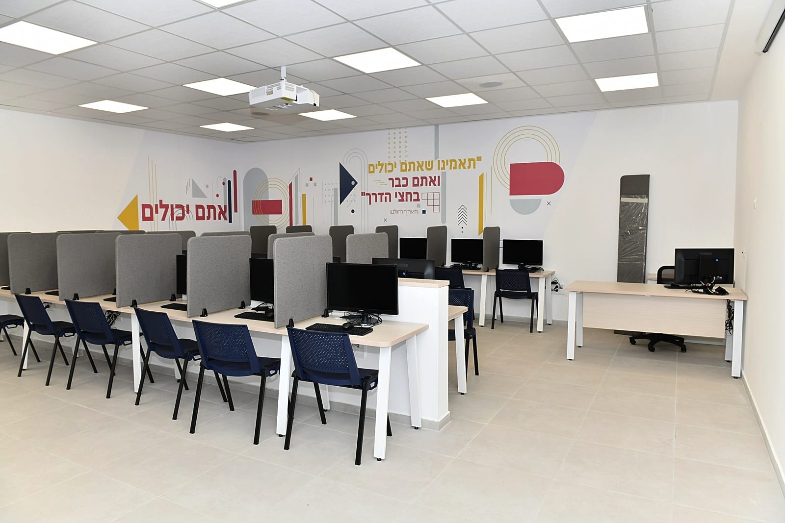 הכיתות החדשות נבנו במבנה ישן במתחם ביה"ס ונדרשו עבורו פתרונות הנדסיים מורכבים שאפשרו את הקמת הכיתות.