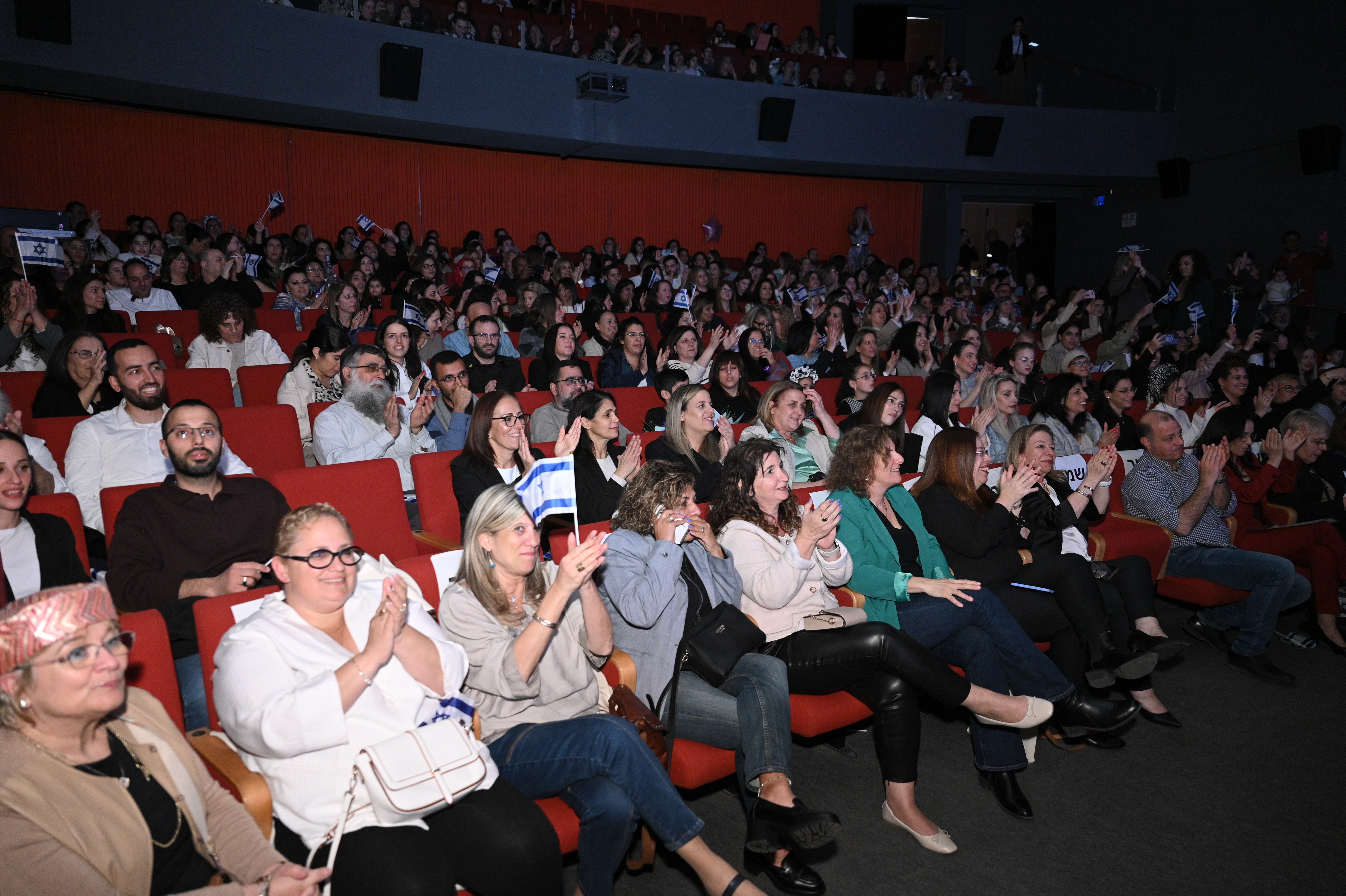 לאחר מכן עלו לבמה בזה אחר זה נשות ואנשי החינוך לקבלת זר פרחים אישי, שי צנוע ותעודת הוקרה. 
