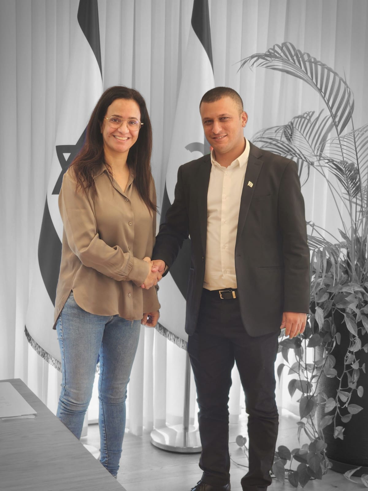 "הקואליציה הזו היא מאחדת", ממשיכה ראש העיר. "למרות השונות שקיימת בינינו, היא מייצגת את כל המגזרים והרבדים בקהילה. כפי שאמרתי לפני 3 שבועות, כל מי שאשתכנע ששם את טובת העיר לפני טובתו האישית, יהיה חלק מהעשייה ב-5 השנים הקרובות. זו זכות לשרת את התושבים מהקואליציה, לקחת על הכתפיים תפקידים ולממש את השליחות שאליה כולנו יצאנו לדרך. אני גאה בשותפים, חלקם חדשים וחלקם ותיקים, ובטוחה שנכונו לנו הצלחות רבות. יש לנו על השולחן עשרות תוכניות ופרויקטים להניע ולקדם ואני שמחה שיש סביבי את האנשים הנכונים למשימה. אני מאחלת לכולנו 5 שנים פוריות".