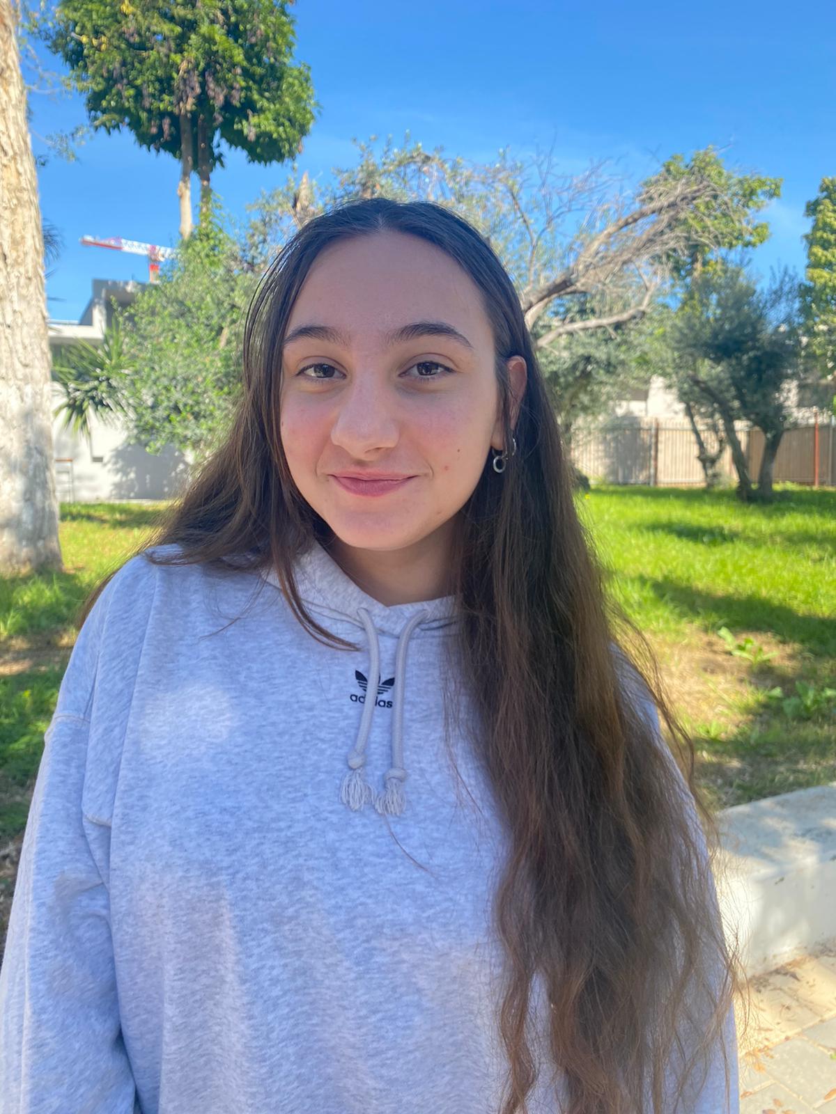 תלמידת כיתה י"ב מתיכון יובלים בעיר, לי-אור סידי, נבחרה כפעילה מצטיינת של מחוז ת"א במשרד החינוך. בין שלל עיסוקיה לי-אור היא מתנדבת במד"א עוד מהיותה בחטיבת הביניים אחרי שעברה קורסי הכשרה רבים וצברה ניסיון מעשי בהחייאה, טיפול בנפגעים והתמודדות עם מצבי לחץ ובהמשך גם קיבלה הכשרה וניסיון בהדרכה. היא מביאה את הידע שלה ברפואת חירום ובהצלת חיים אל התיכון בפעילויות של הדרכה לשכבות השונות.