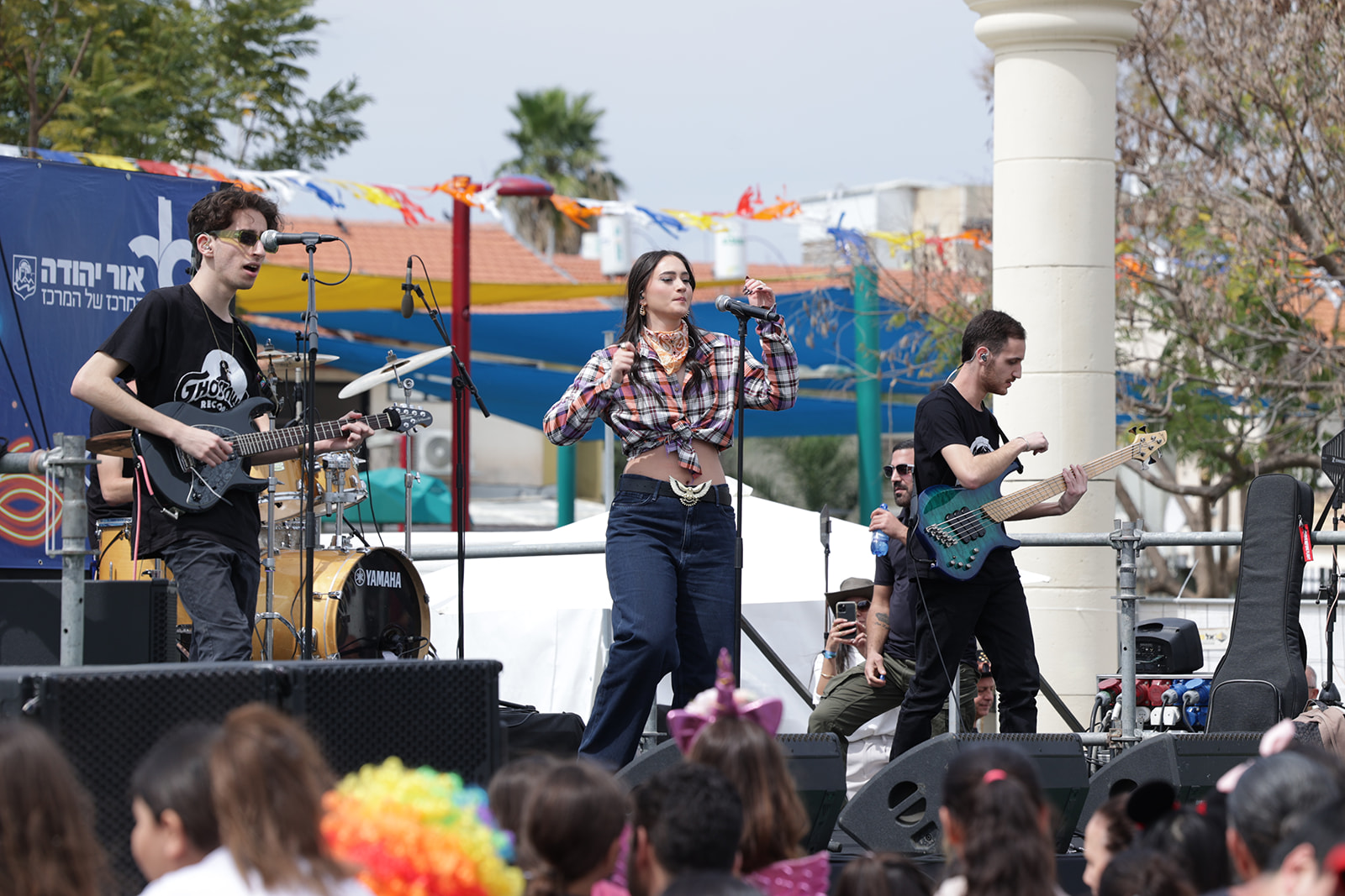 בצל המלחמה, התקיים באור יהודה הפנינג פורים בגן התשעה בהשתתפות אלפי תושבים שהגיעו לפארק כדי להעניק רגעים של שמחה לילדי העיר והמשפחות. את פניהם של החוגגים קיבלו דמויות שטח מטריפות שהצטלמו עם הנוכחים ורקדו איתם.