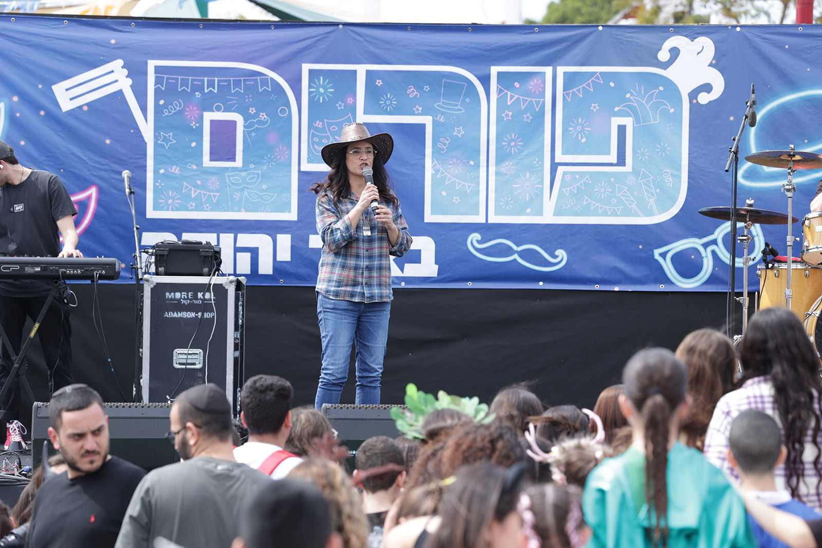 על הבמה המרכזית הופיעו להקות המחול העירוניות שפועלות באמצעות "נפגשים" מרכזים קהילתיים שהציגו ריקודים באווירת החג.