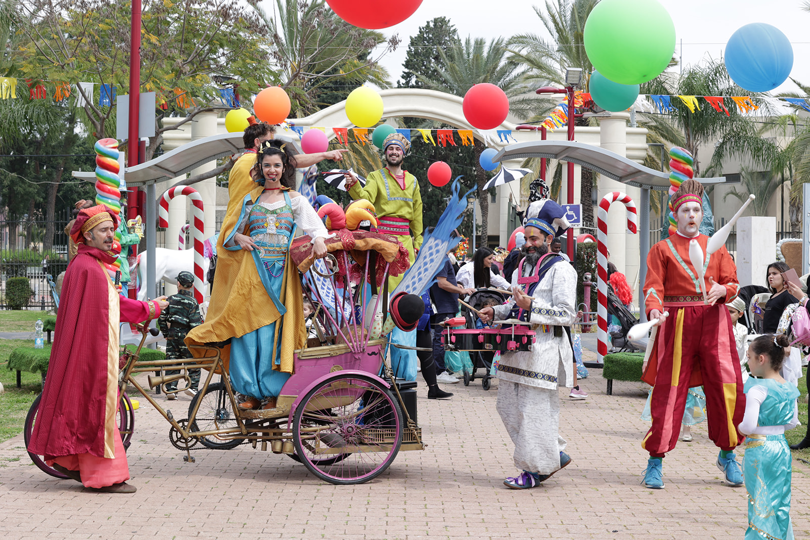 אני שמחה לראות אתכם כאן שרים, רוקדים ונהנים, וזה המסר הכי חשוב שיש לנו להעביר לעולם". את האירוע הפיק אגף תרבות ואירועים בראשות חנה פיזואטי יוסף.