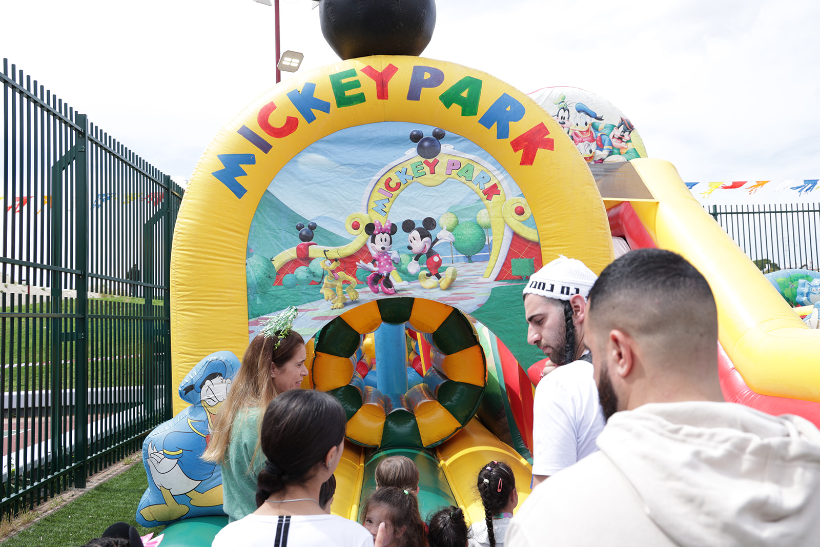 מיד לאחר מכן התקיים המופע של חיפזון וזהירון שהלהיבו את הגיל הרך וקיימו מפגש קרוב עם הקהל. 