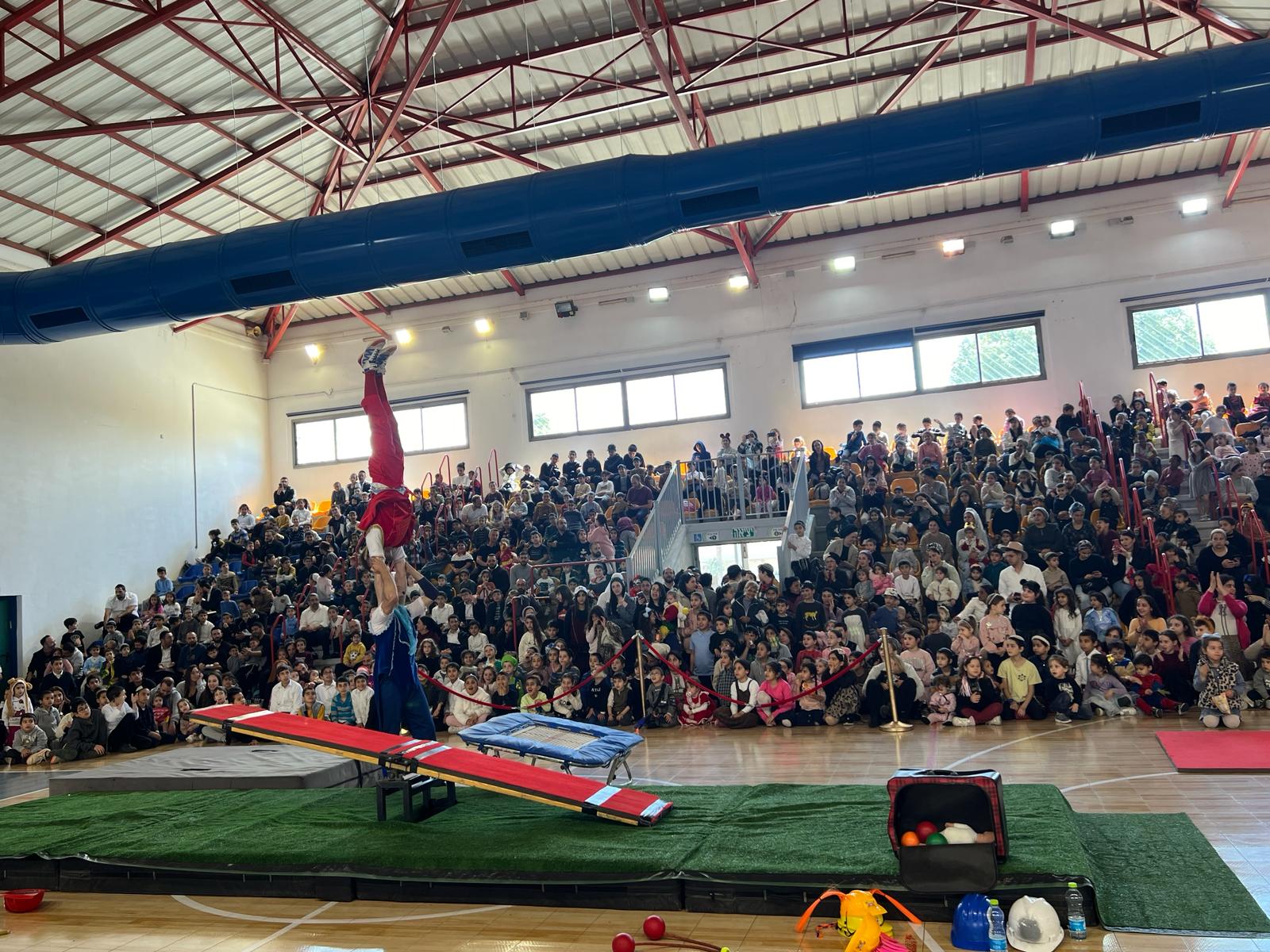 ערב פורימי "עד-דלא-ידע" לנערות התקיים באולם בית הכנסת יוסף חיים בשיתוף אגף שח"ק – יחידת נוצץ, תוכנית נוח"ם ומדרשיה לבנות "האור שבך". במסגרת האירוע, נהנו המשתתפות מכיבוד עשיר, תחרות תחפושות והרקדה. 