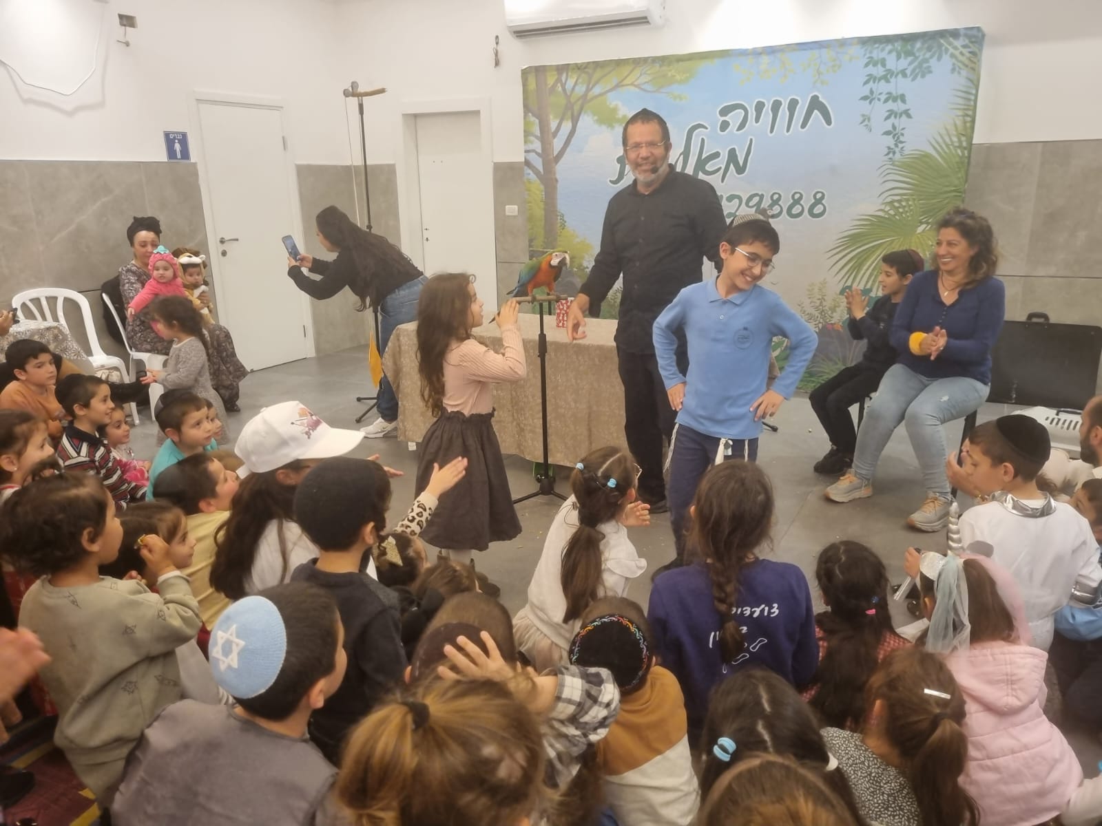 עם סיום צום תענית אסתר הגיעו כמיטב המסורת כ-400 ילדים לאולם הספורט "גאון" למופע "הקרקס העגול" לכל המשפחה, פתחו את חגיגות פורים ונהנו בין היתר משקיות הפתעה לילדים.