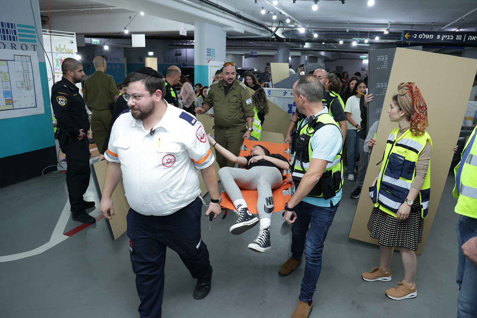 במסגרת התרחישים האפשריים שאליהם נערכת העירייה, מדובר על פינוי תושבים שאינם בעלי ממ"ד אל מקומות מוגנים לצורך שהות ממושכת. במידת הצורך, ייפתחו מקלטי בתי הספר, אך ייעשה שימוש גם בחניונים תת קרקעיים הקיימים ברחבי העיר כך שהתושבים יוכלו לקבל את השירותים הנדרשים במקום אחד ויוכלו להיות בטוחים תחת ההפגזות הצפויות.