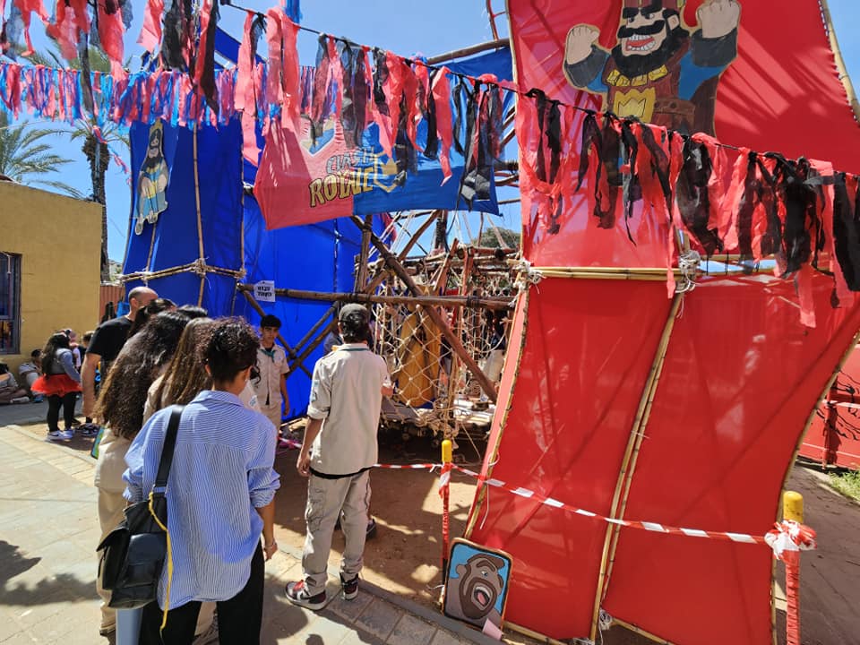 החניכים עלו על המתקנים והשתתפו ביריד של תחנות מושקעות. 