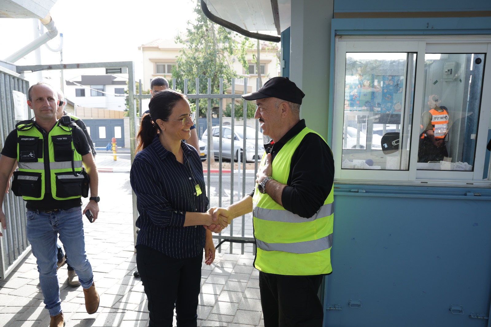  יום המאבטח הפך בעיר למסורת, כשהתלמידים, הנהגות ההורים וההנהלות מתגייסים כדי להעניק תשומת לב מיוחדת לשומרים שנמצאים בשער.