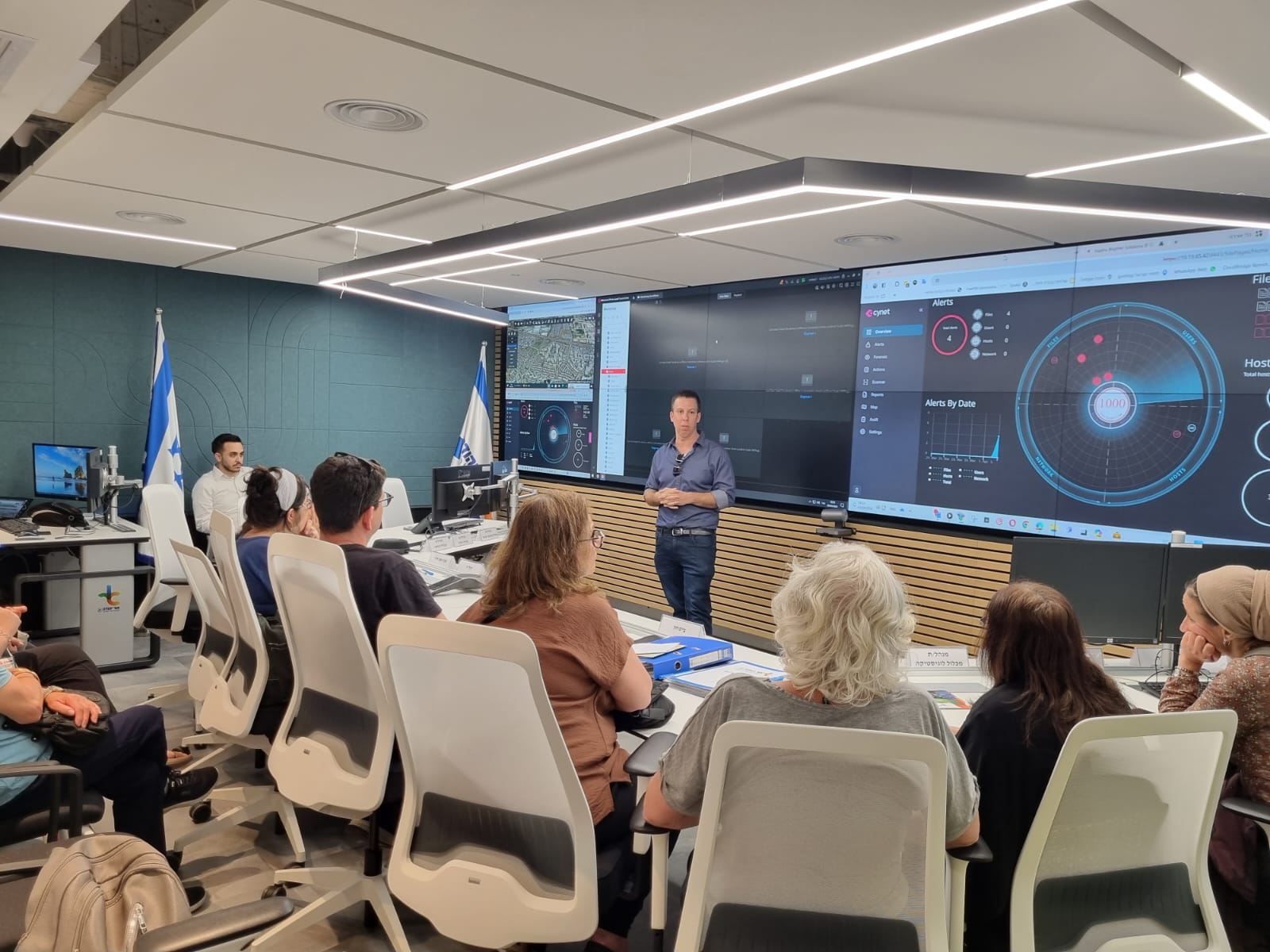 הפעילים הקהילתיים של אור יהודה, שמגיעים ממגוון קבוצות הפועלות בעיר, קיימו בשבוע שעבר סיור במרכז ההפעלה העירוני שממנו מתנהלת העירייה בשעת חירום. את הביקור הפיקה מחלקת משאבי קהילה באגף שח"ק בליווי מנהלת המחלקה לבנת רמון והעובדים הסוציאליים עידן אשנר, גל מוכתר ושמחה כנרי.