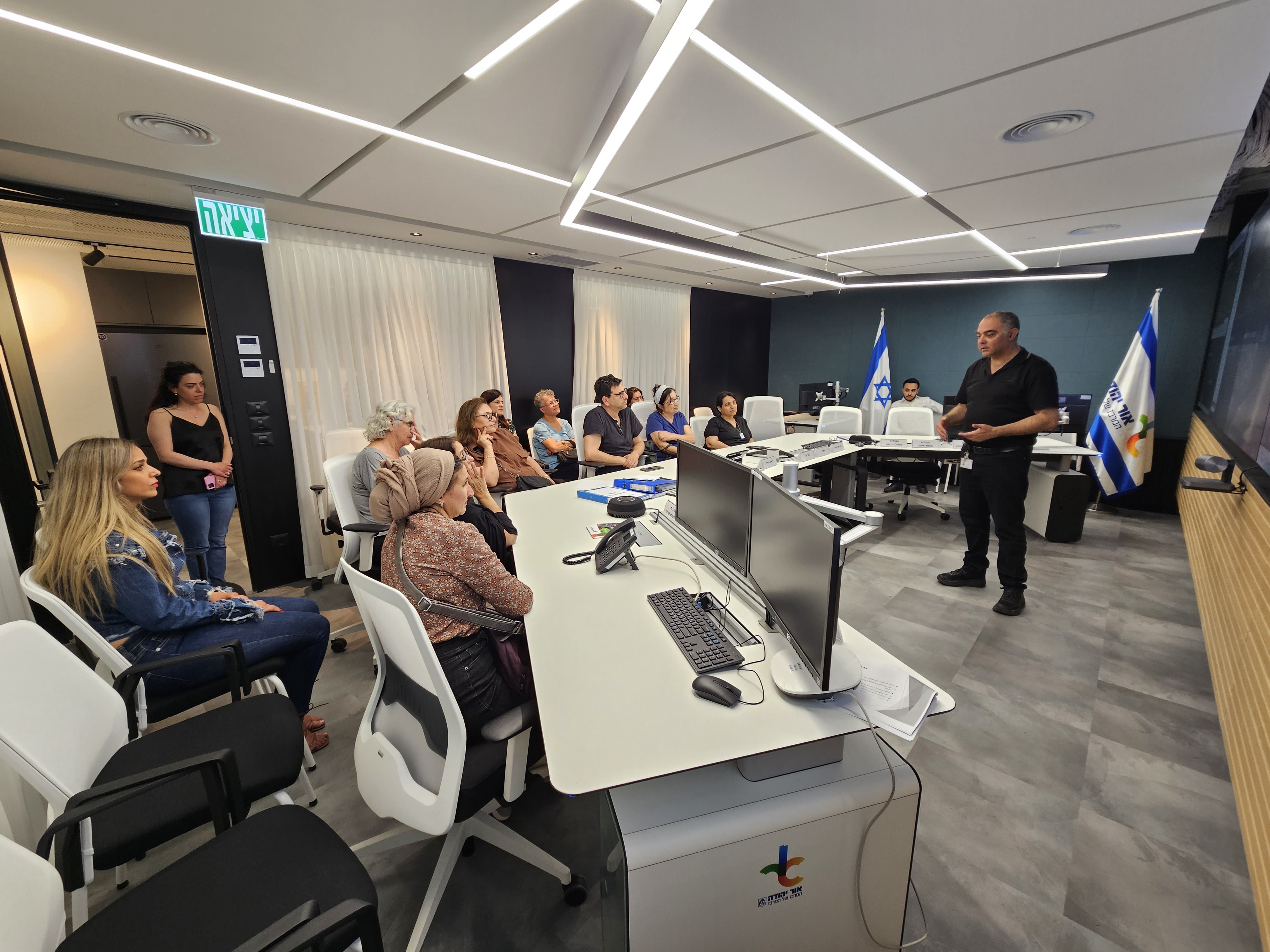 במשך כשעה וחצי קיבלו הפעילים סקירה אודות ההתמודדויות של העירייה בשעת חירום מדובר העירייה, אורן קורנפלד, החל מפרוץ מלחמת "מלחמות ברזל" בשלל תחומי החיים, ההיערכות לתרחישים השונים, הליווי של פיקוד העורף ואופן עבודת מערכי החירום העירוניים.