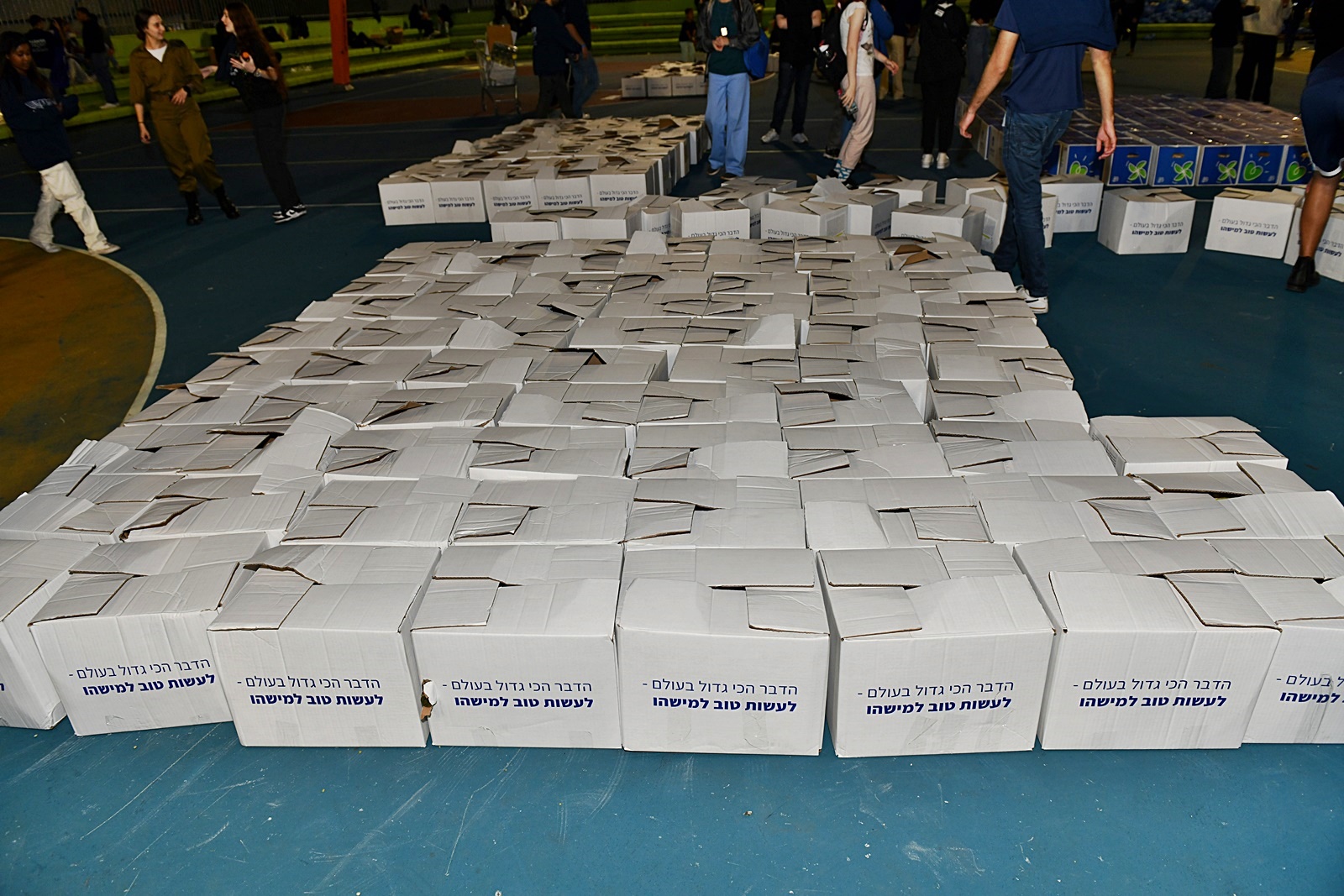 כמו כן, אורית מאיר, אמו של אלמוג מאיר ג'אן שחטוף בעזה, ואחותו של אלמוג גאות הגיעו לאירוע, נשאו דברים במעגל החסד שהתקיים לפני החלוקה והוסיפו דברים מרגשים לבני הנוער תוך שהם מקדישים את החלוקה להחזרת כלל החטופים ולשלום הפצועים.