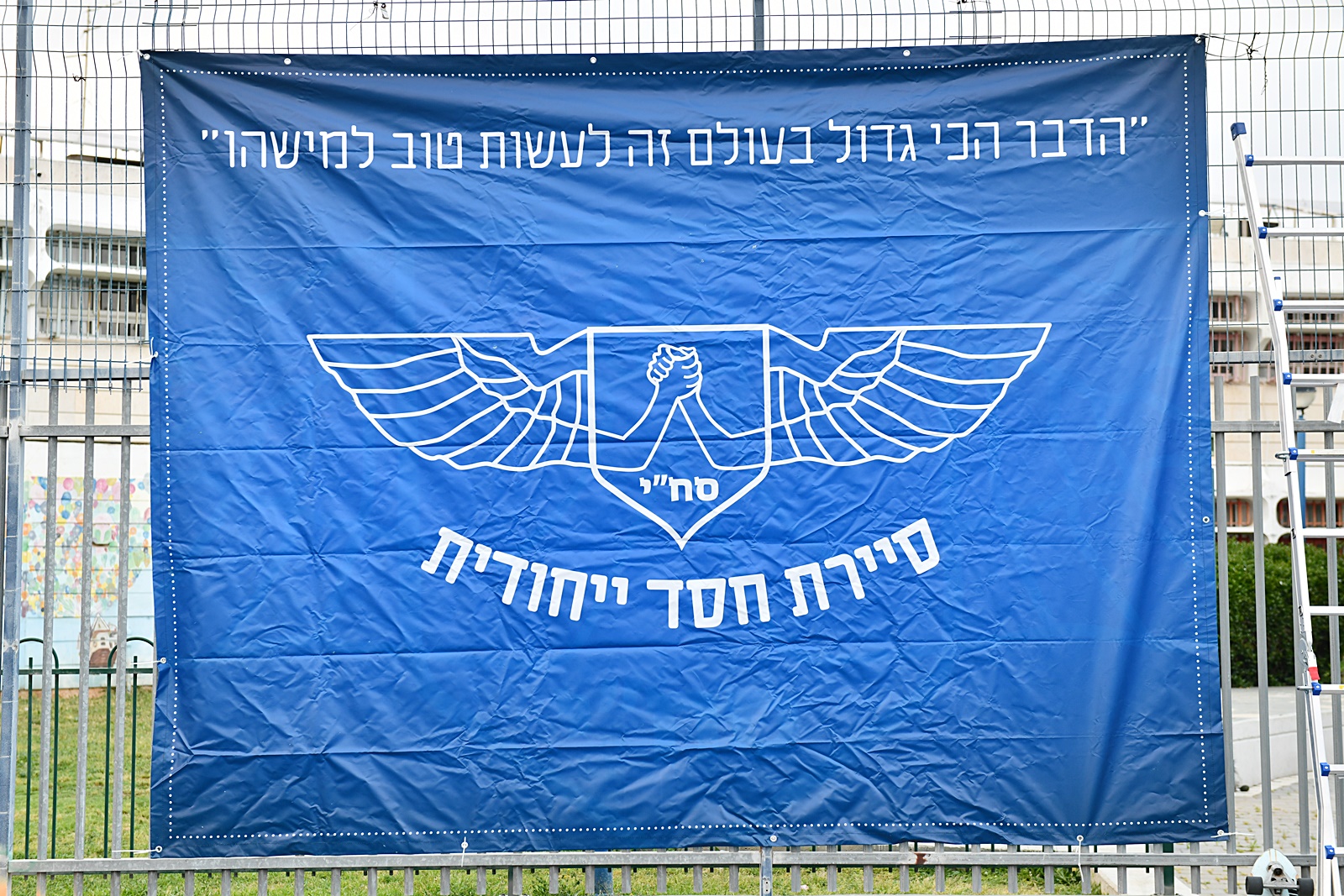 קבוצת חניכי סח”י הפועלת במסגרת מחלקת הנוער ב”נפגשים” מרכזים קהילתיים יצאה לחלוקה של חלק מהמארזים למשפחות בעיר.