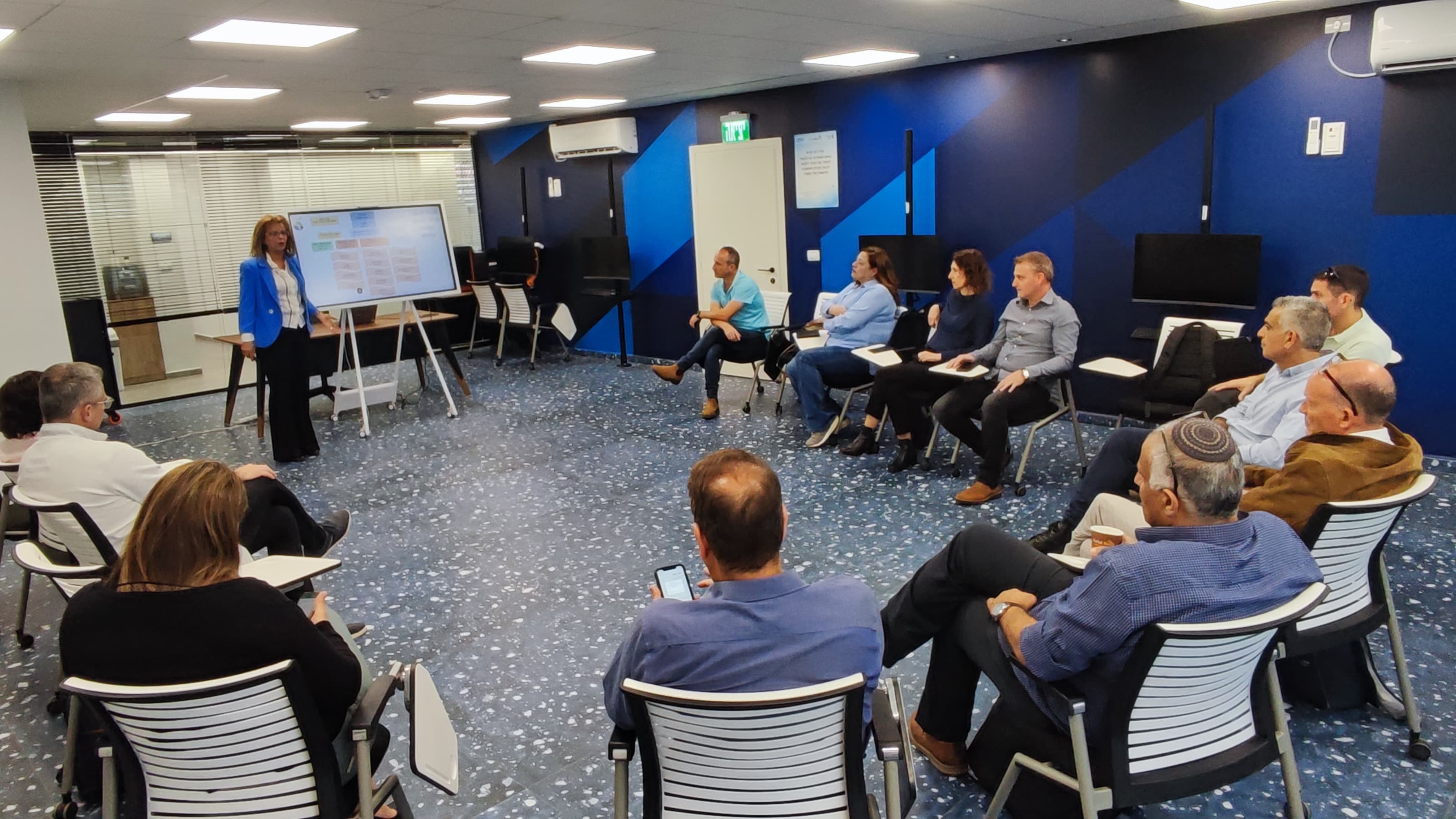 בכירי משרד הביטחון וכן מובילי מחוז תל אביב מטעם משרד החינוך הגיעו בשבוע שעבר לביקור באור יהודה כדי לראות מקרוב את ההתמודדות של הרשות בחירום כחלק משלל האתגרים המונחים לפתחה של העירייה. הכנס התקיים במעמד ראש העיר, ליאת שוחט.