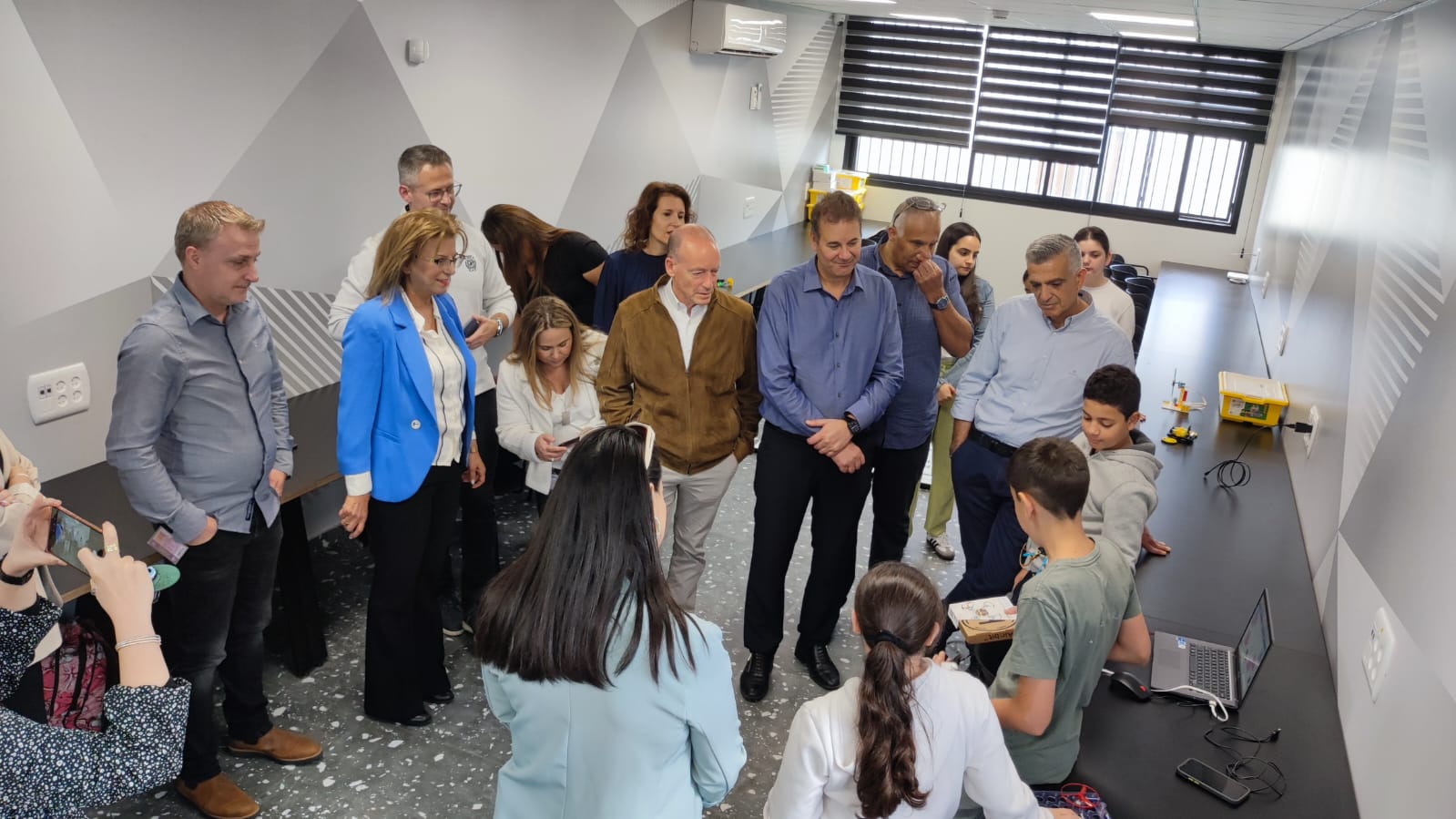 לאחר מכן, ביקרו המשתתפים במוקד העירוני וקיבלו הסבר על הטיפול והניהול של פניות ציבור בשגרה ובחירום. במרכז ההפעלה של העירייה הציג כפיר אדרי, מנהל אגף הביטחון והחירום, את שיתוף הפעולה ההדוק עם אגף החינוך, הצגת תפיסת האבטחה הרשותית ועיבוי מרכיבי הביטחון במוסדות החינוך בתקופת חרבות ברזל. כמו כן, סיפר אדרי על הממשקים הנדרשים לחירום, ההכשרות לצוותי חינוך והתיאום ההדוק בין אגף הביטחון ואגף החינוך. עוד ניתן דגש על מוכנות מקלטי מוסדות החינוך באישור מהנדסי פיקוד העורף והיקל"ר, יכולות המלאי בחירום במחסן החירום בעיר ותפיסת הבטחון בעיר.