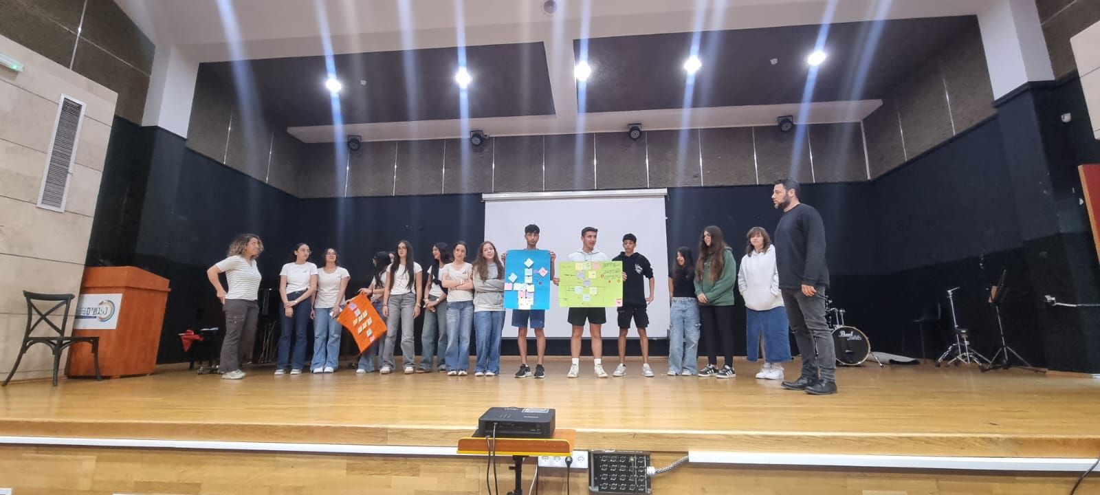 בפתח הכנס ציינה ראש העיר, ליאת שוחט, את חשיבות השותפות והאחדות, ובמיוחד בימים אלו של מלחמת "חרבות ברזל", וכן את האחריות האישית והקולקטיבית של התלמידים שהם מנהיגי העתיד של העיר והמדינה. דלילה אשכנזי, מנהלת אגף החינוך, הדגישה את חשיבות היזמות ויצירת הרעיונות של התלמידים כחלק ממוביליות חברתית וקידום מצויינות ערכית שחייבת לצאת מהם לשאר תלמידי ביה"ס בבחינת "תעבירו את זה הלאה".