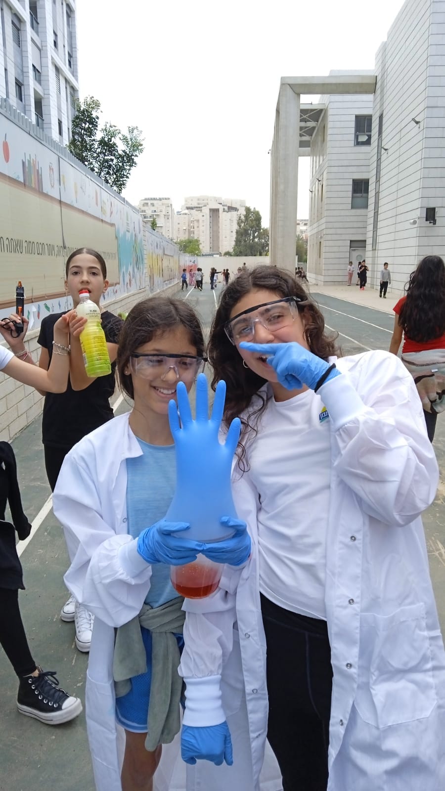 בגני הילדים התקיימו שלל פעילויות: בגן אלה אספו מצרכים עבור ארגון החסד 