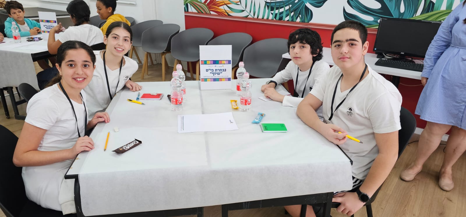 28 תלמידי כיתות ו' מ-7 נבחרות בתי הספר היסודיים בעיר -  אהוד מנור, אלונים, שיזף, נבון, סביונים, סעדיה גאון ואור מנחם, העפילו לשלב הגמר בתחרות האולימפידע במתמטיקה שנערך בתיכון יובלים, תחרות אותה מפיקים אגף החינוך והפיקוח על המתמטיקה במחוז ת"א במשרד החינוך.