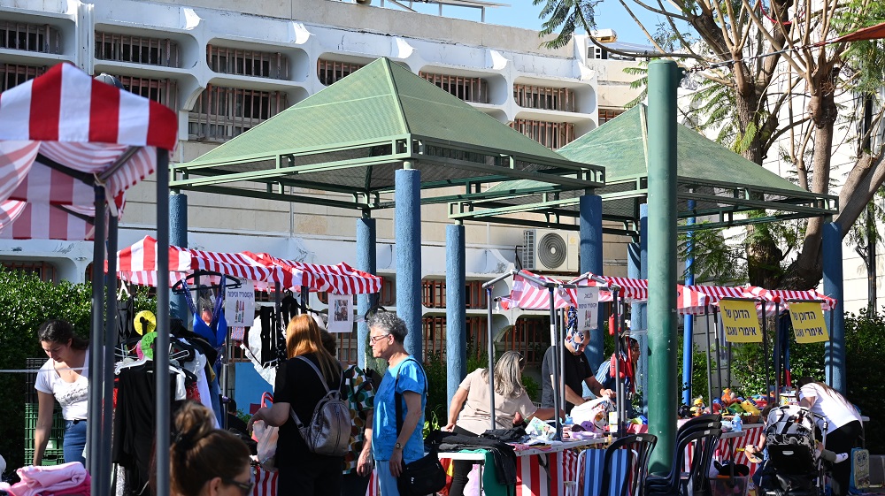 במהלך שני ימי היריד התקיימו מופעים לכל המשפחה לקהל הרחב ללא עלות בנושאים סביבתיים, "חשמל באוויר" מופע שעסק בנושא מקורות חשמל מהטבע והוצג ע"י שחקנים בצורה חווייתית ומותאמת לילדים ומופע אקרובטיקה "זבל של ליצנים" עם דמויות היתוליות של פועלי ניקיון שהם ליצנים באופיים, ששיחקו ועשו ג'אגלינג ותרגילי אקרובטיקה עם האשפה.