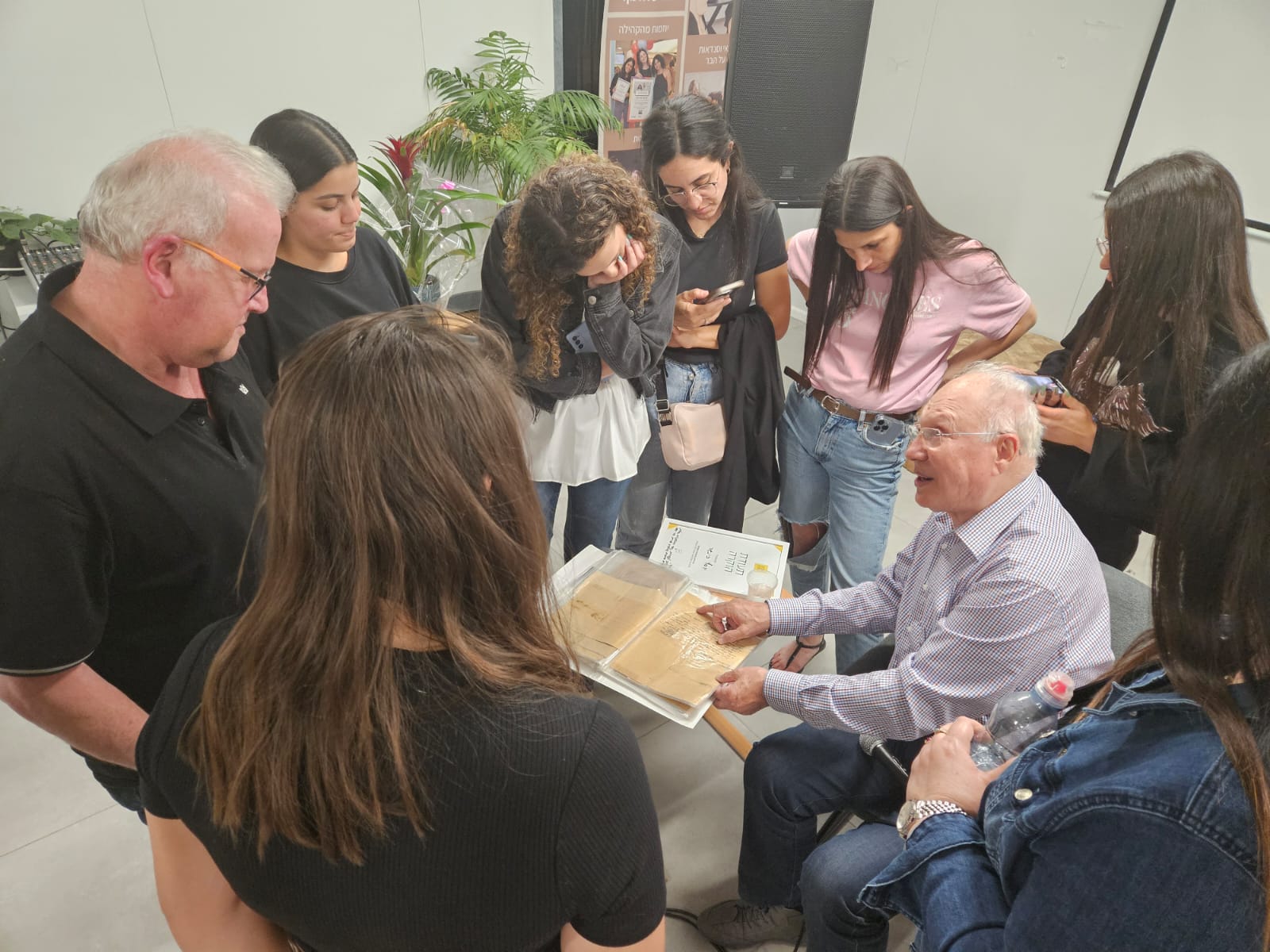 בצל מתקפת הטרור ב-7 באוקטובר, התקיימו טקסי יום השואה ברחבי העיר ומפגשי זיכרון בסלון לציון יום השנה בלוח השנה העברי בו כולנו מתייחדים עם זכר הנספים בשואת העם היהודי ע"י הצורר הנאצי בימי מלחמת העולם השנייה.