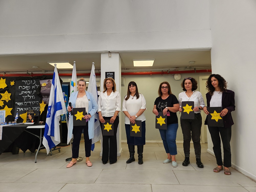 במסגרת הטקס נשאו דברים רב העיר וסגן ראש העיר שלמה זלמן סיונוב לצד קריאת תפילת יזכור וקטע אומנותי של להקת השירה מהמרכז למוזיקה ולמחול. 