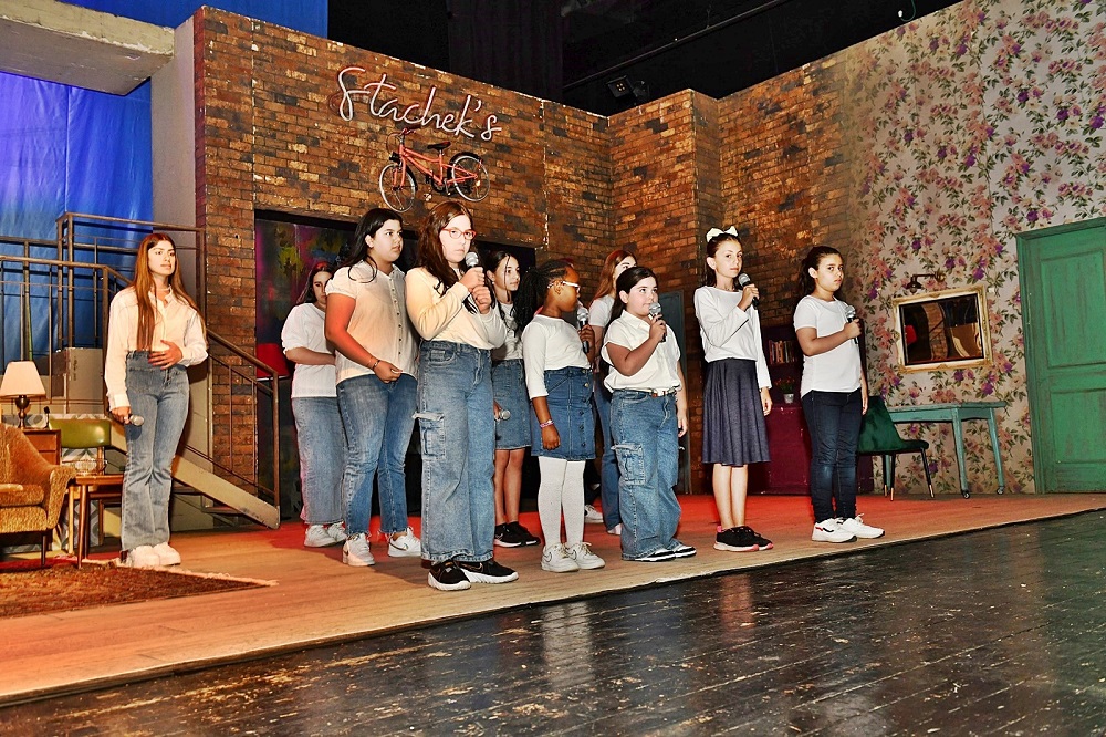 שישה מיליון יהודים נקטלו על ידי הצורר הנאצי שניצל את העובדה שלא הייתה לנו אז מדינה. לזכרם של ששת המיליונים מבני עמנו שהוכרעו בקדושת מעונים לטבח ולאבדון על ידי הנאצים ועוזריהם, נתפלל כולנו לימים טובים, 