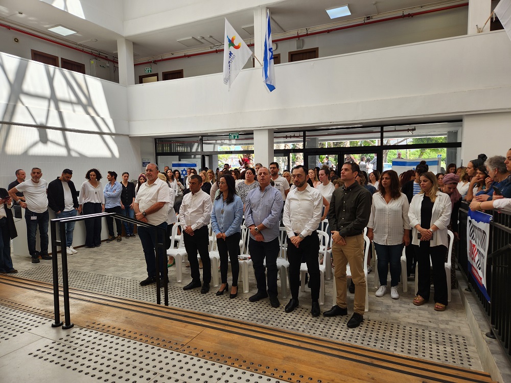 שישה מיליון יהודים נקטלו על ידי הצורר הנאצי שניצל את העובדה שלא הייתה לנו אז מדינה. לזכרם של ששת המיליונים מבני עמנו שהוכרעו בקדושת מעונים לטבח ולאבדון על ידי הנאצים ועוזריהם, נתפלל כולנו לימים טובים, ונבטיח בקול ברור ובוטח: לעולם לא עוד!"