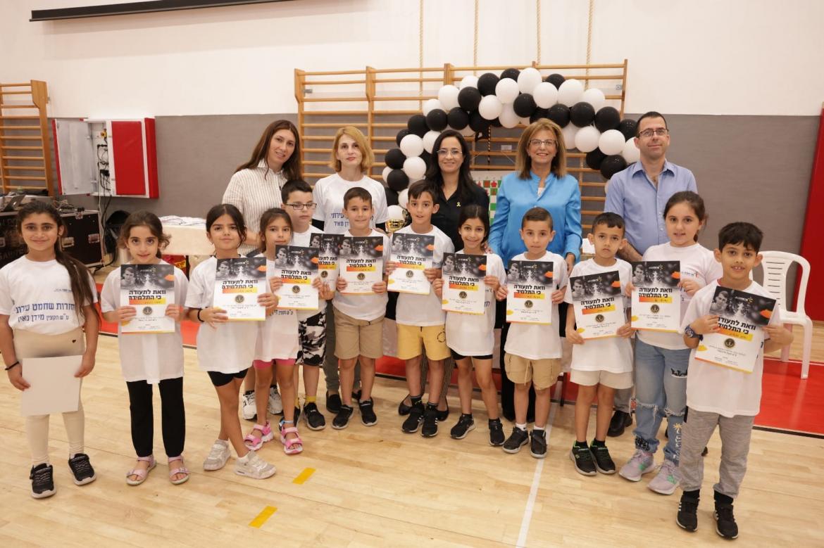 ראש העיר, ליאת שוחט, בירכה את התלמידים הנרגשים על המאמצים שלהם ללמוד ולהשתתף בתחרות יוקרתית שמקדמת חשיבה לוגית ואסטרטגית.
