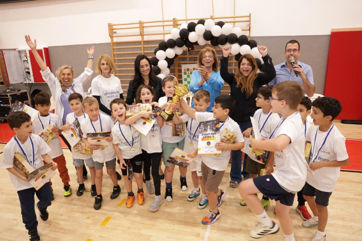 בראשית התחרות קיבלו כלל התלמידים חולצות מטעם המשפחה ובהמשך ארטיק, תעודות והנבחרות הזוכות זכו לקבל מדליות.