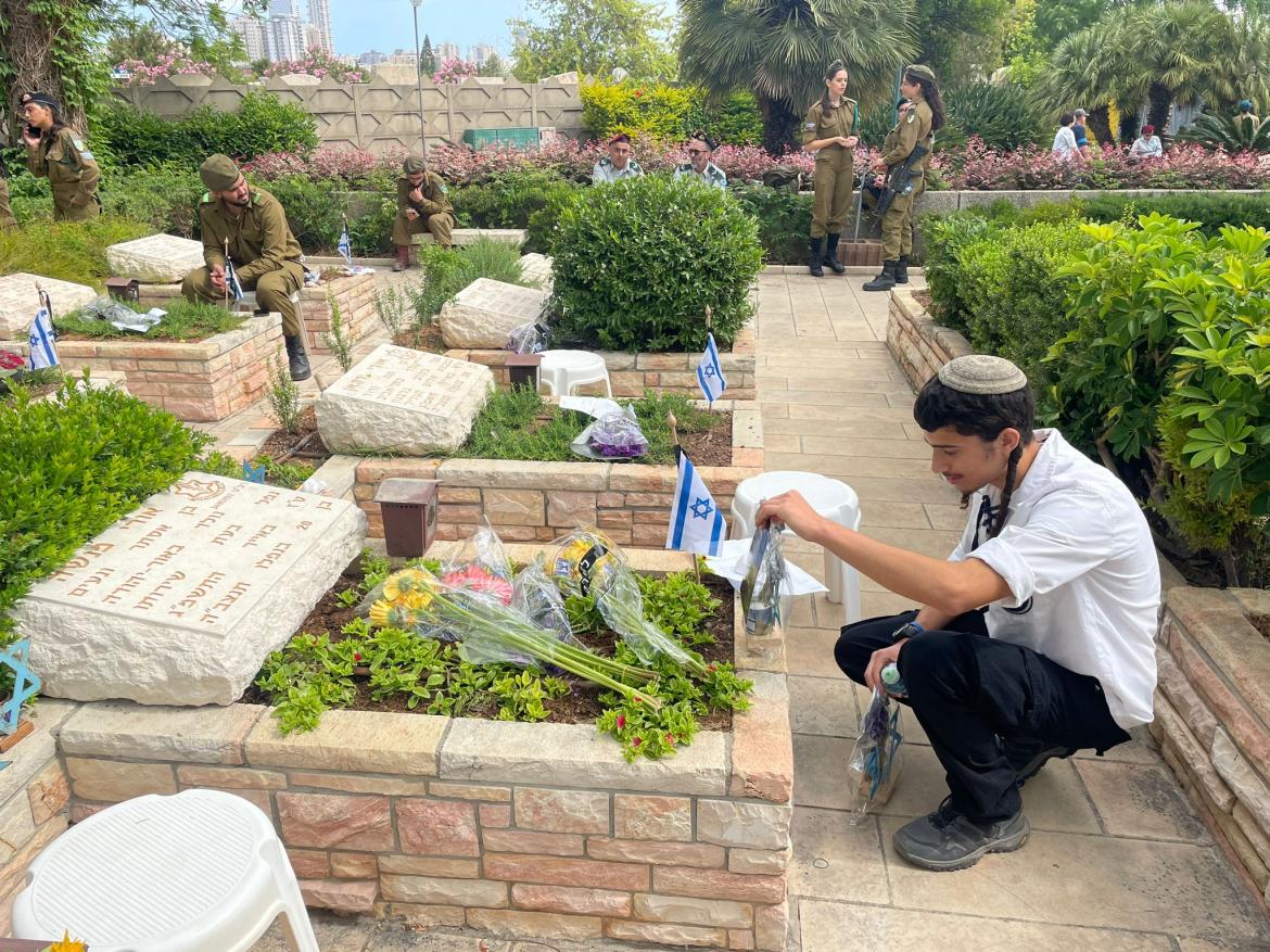 חניכי בני עקיבא ומלגאי מרכז קזז לצעירים שהגיעו לבתי העלמין בקריית שאול, בחולון וביהוד.